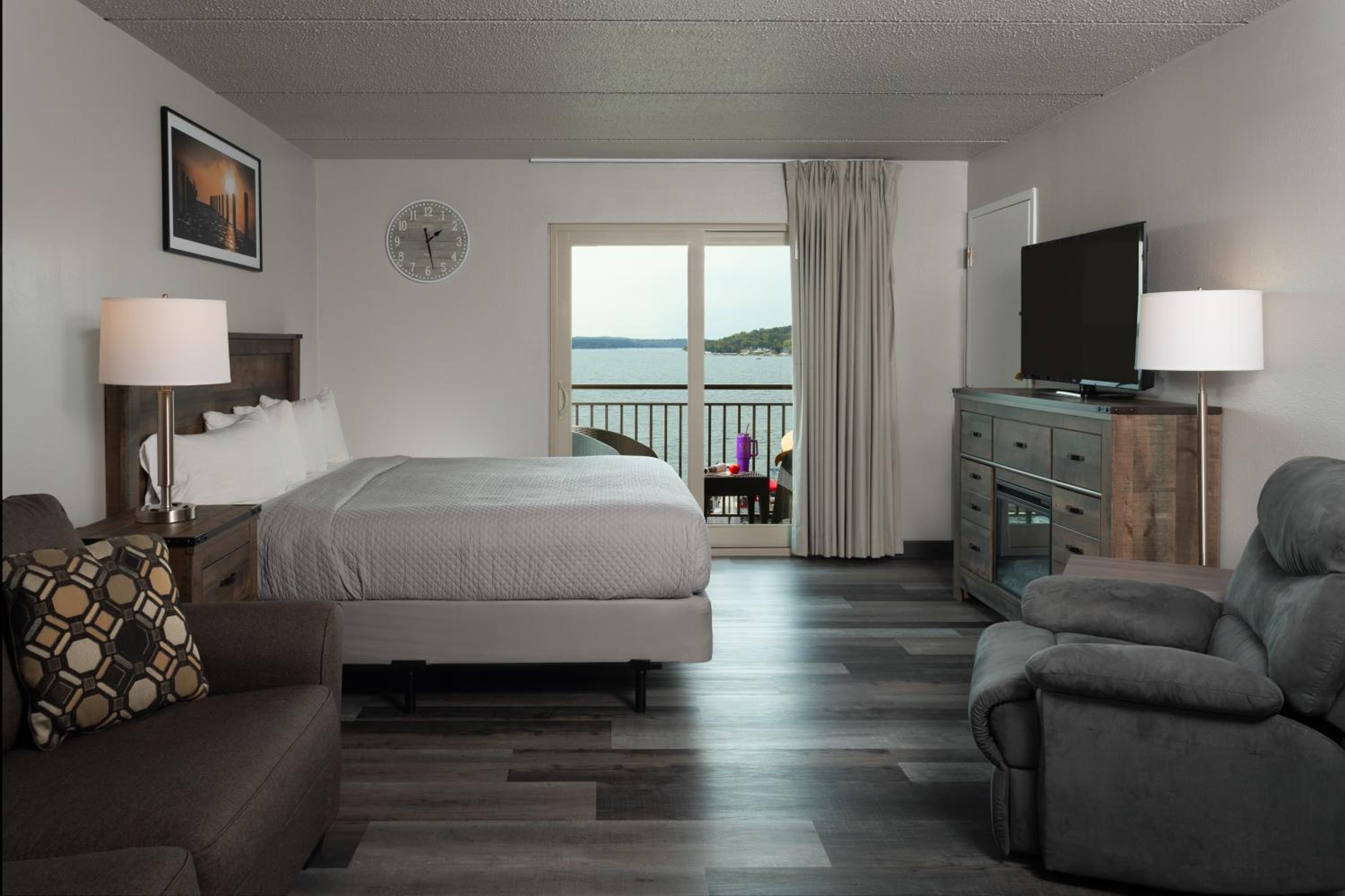 1 King Bed Lakeview - Accessible - Balcony - 5th floor photo 1