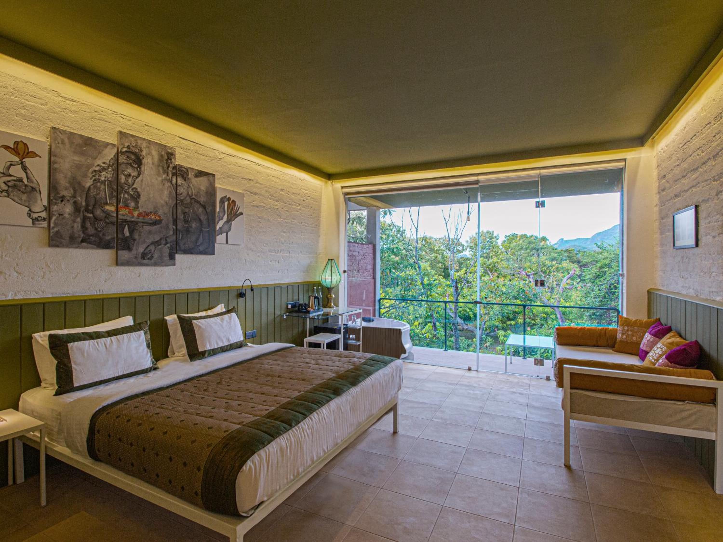 Deluxe Room with a refreshing mango mocktail, evening tea in the treehouse and a garden visit