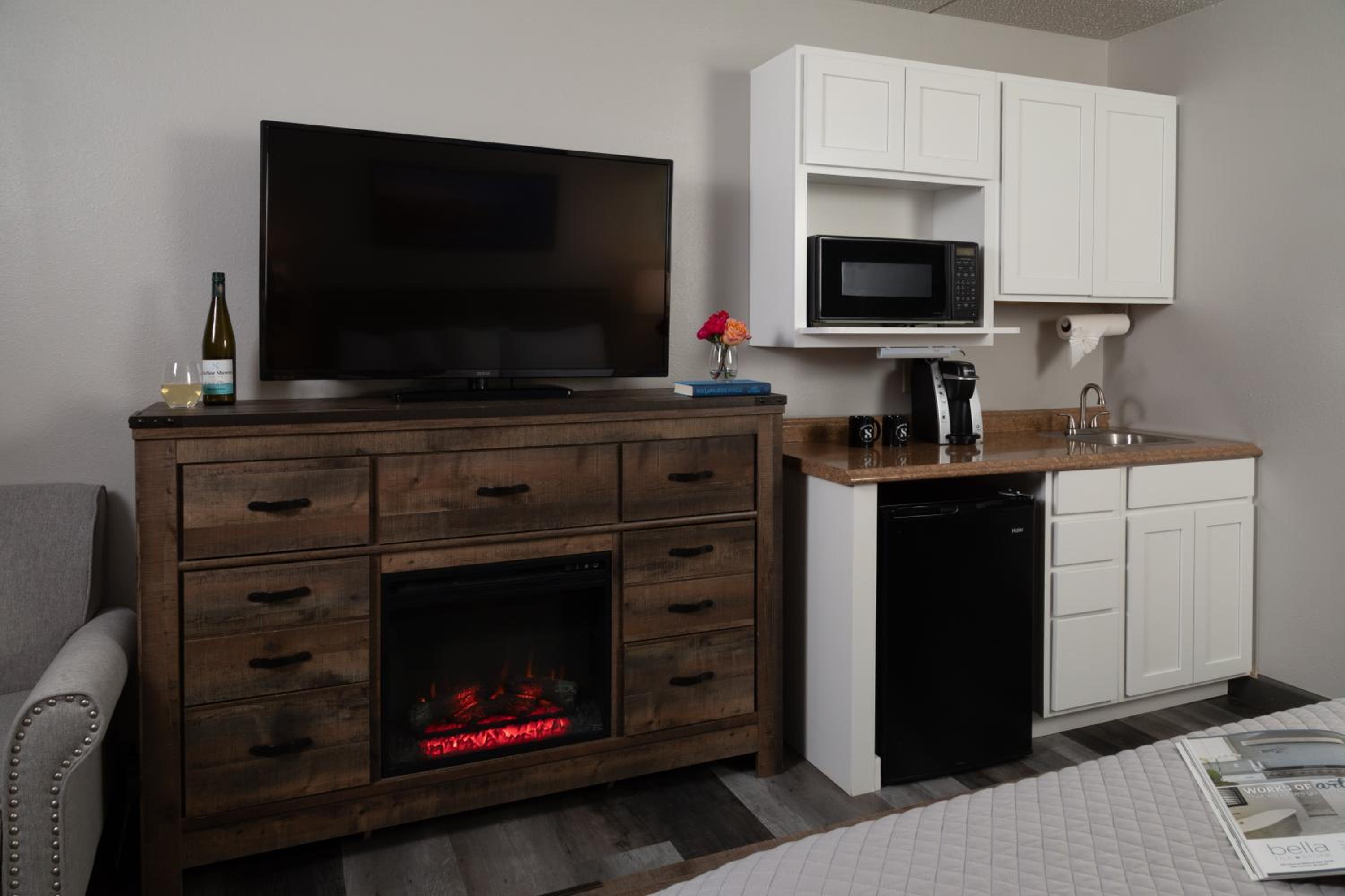 1 King Bed Lakeview - Upper Floor – Balcony - 3rd - 5th Floor with unobstructed view, pullout sofa photo 3