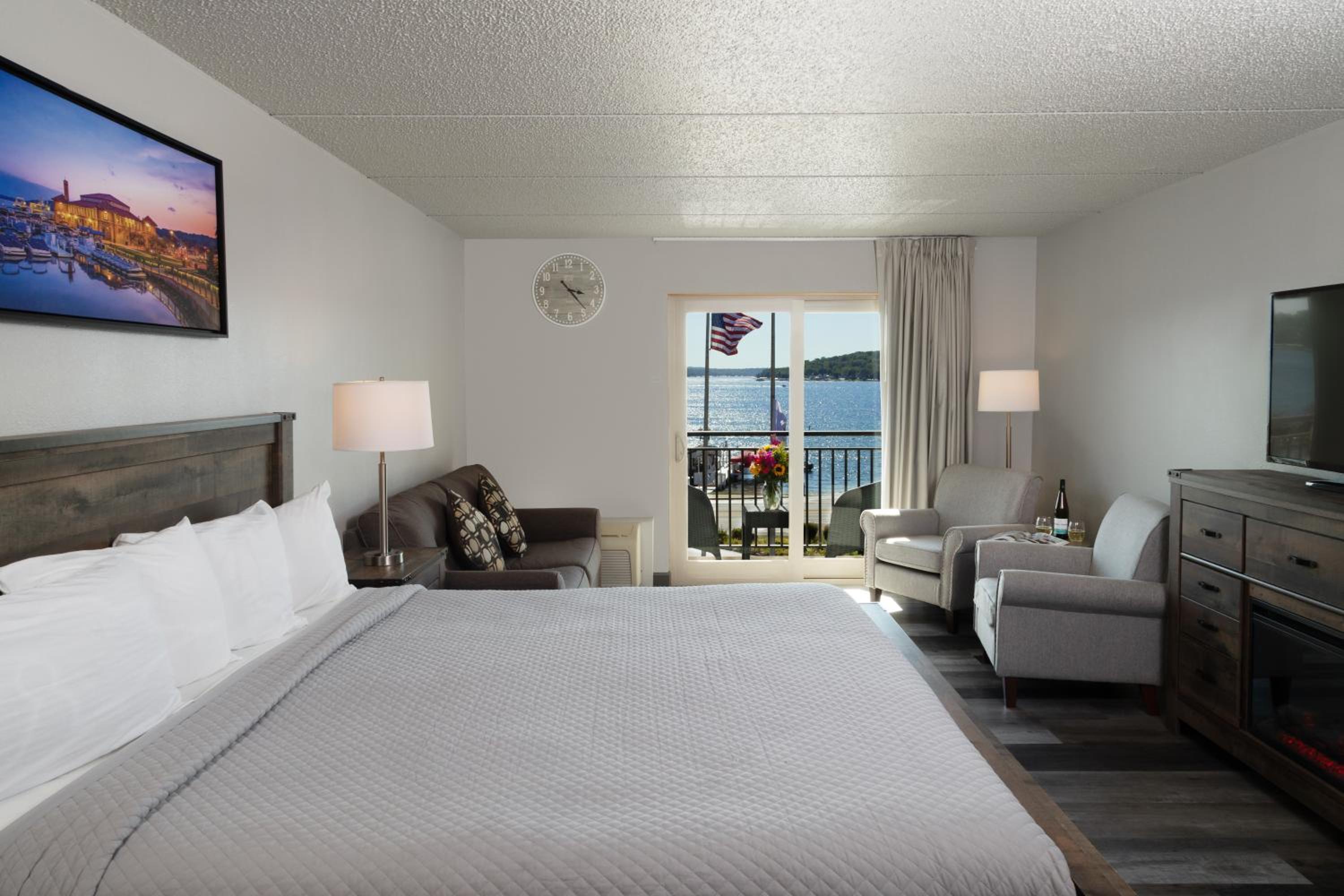 1 King Bed Lakeview - Upper Floor – Balcony - 3rd - 5th Floor with unobstructed view, pullout sofa photo 1