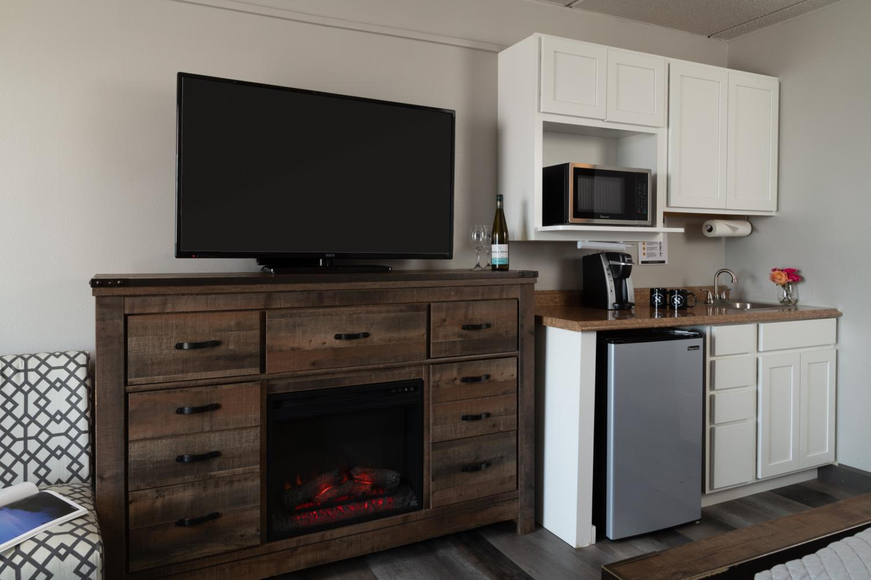 2 Queen Beds Lakeview - Upper Floor - Balcony - 3rd - 5th Floor with unobstructed view photo 3
