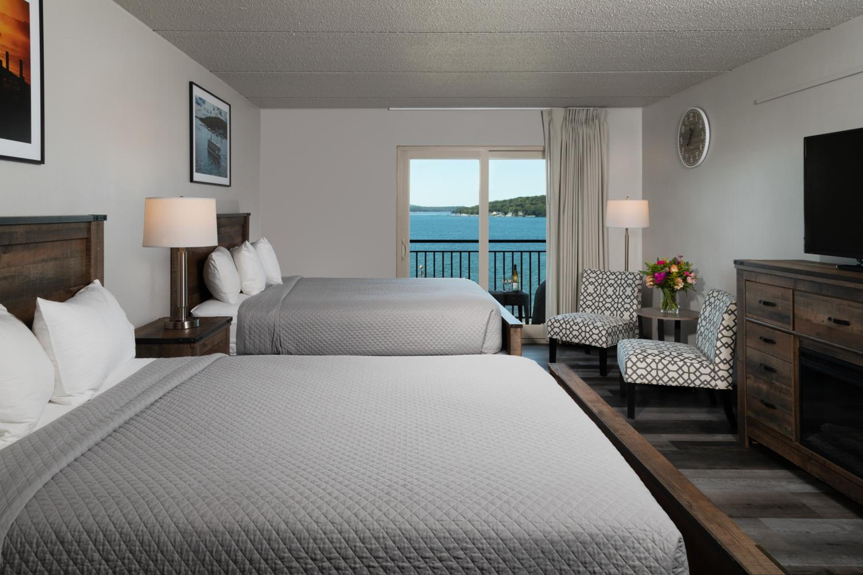 2 Queen Beds Lakeview - Upper Floor - Balcony - 3rd - 5th Floor with unobstructed view photo 1
