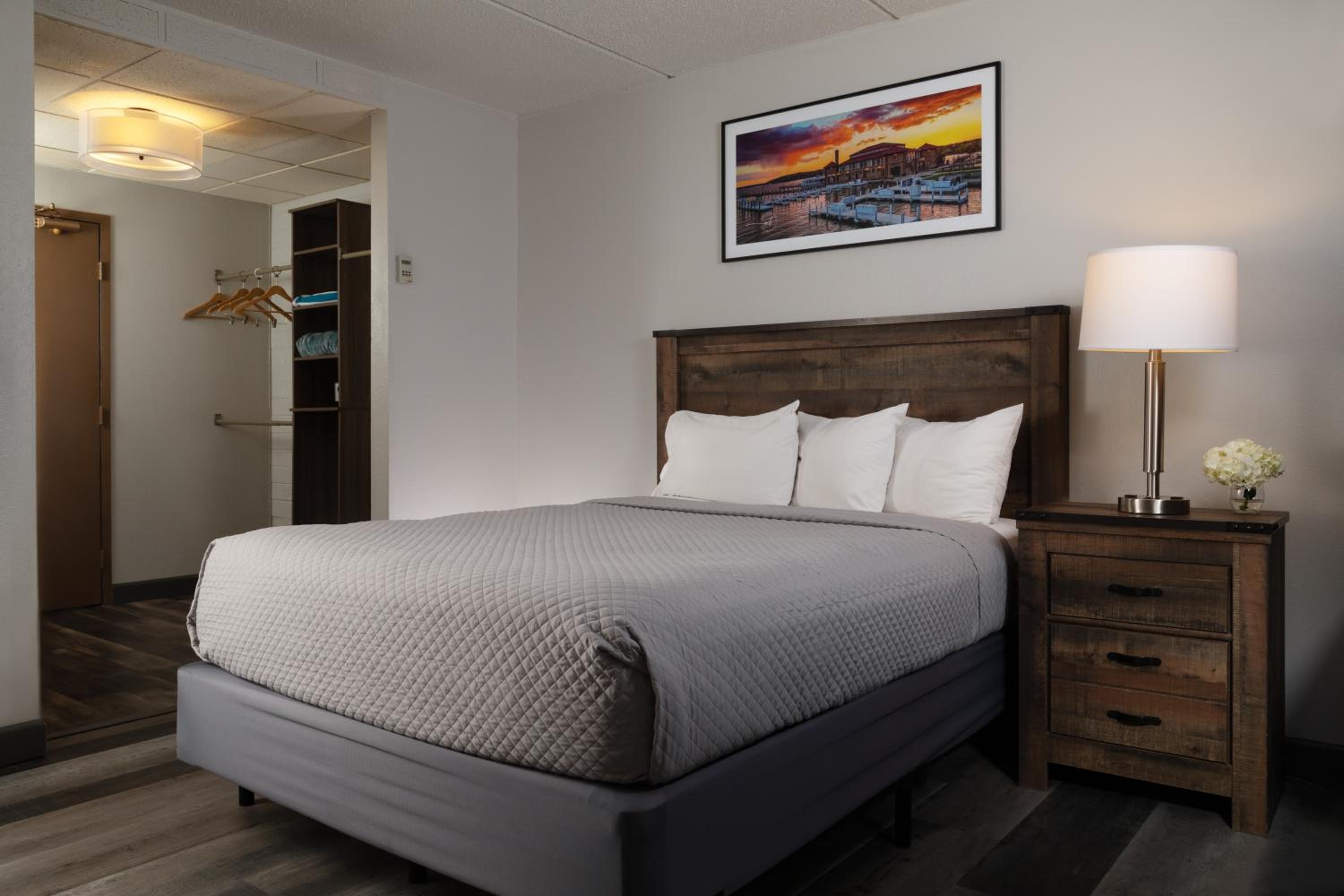 1 Queen Bed Standard with pullout sofa - Accessible - 3rd and 4th Floor photo 3
