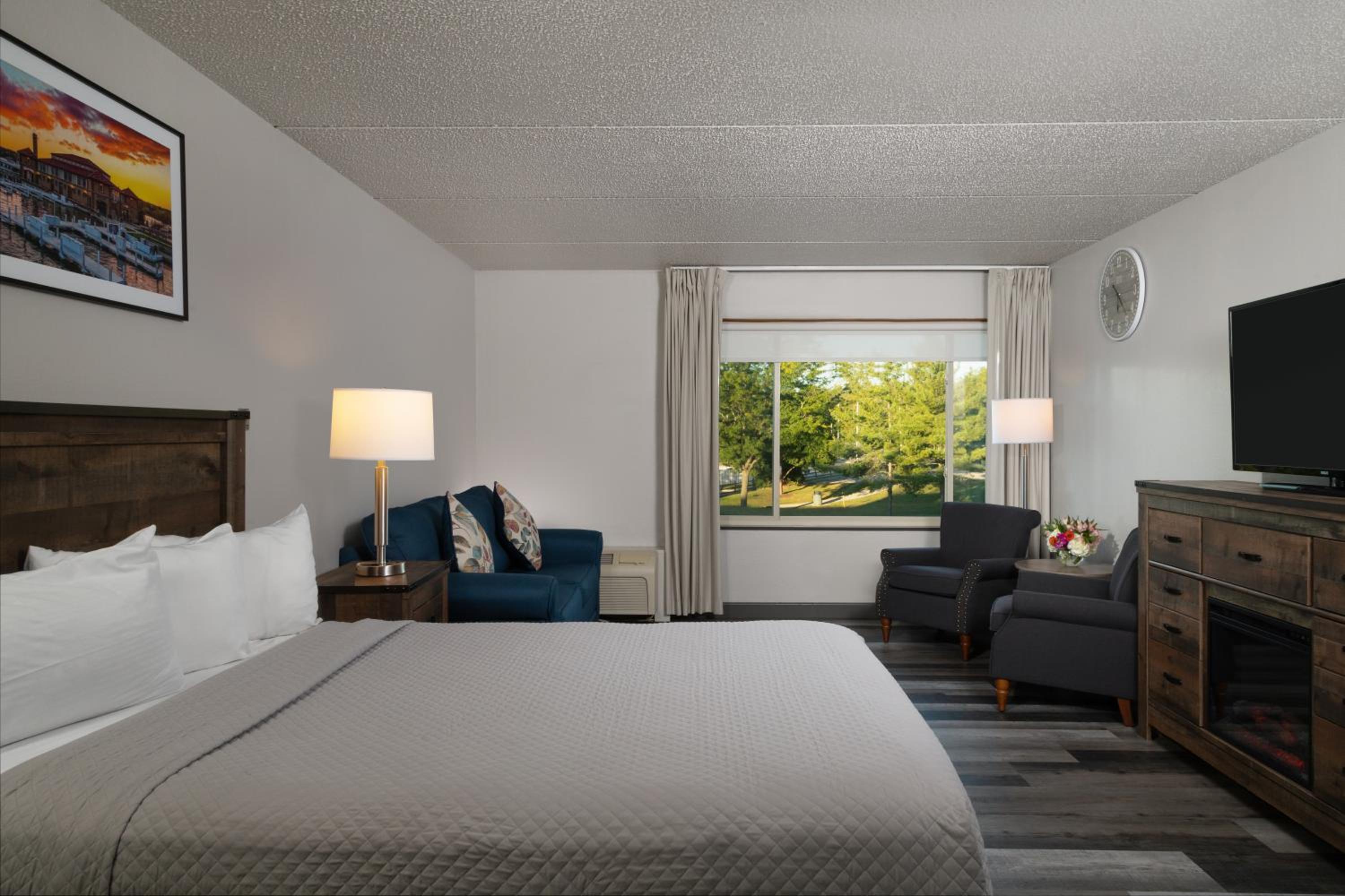 1 Queen Bed Standard with pullout sofa - Accessible - 3rd and 4th Floor photo 1