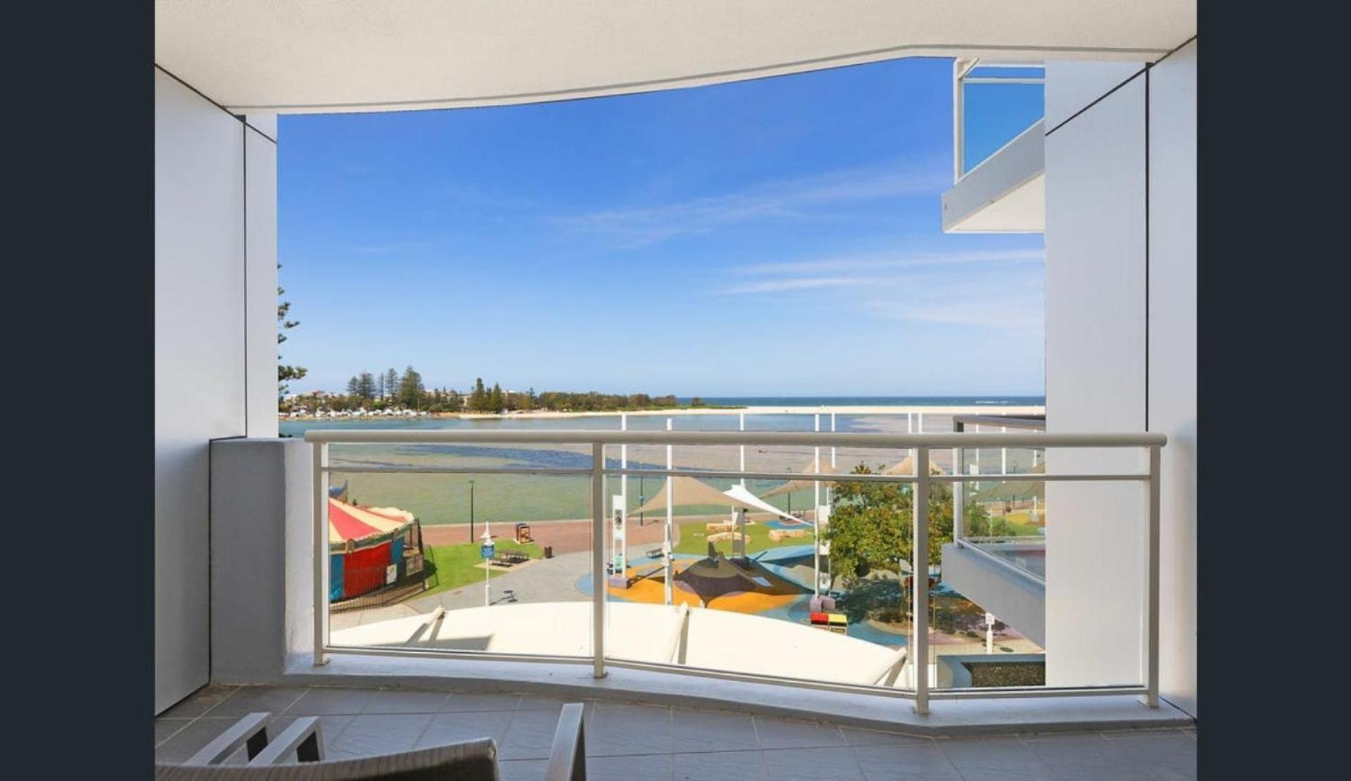 Apartment with Balcony photo 3