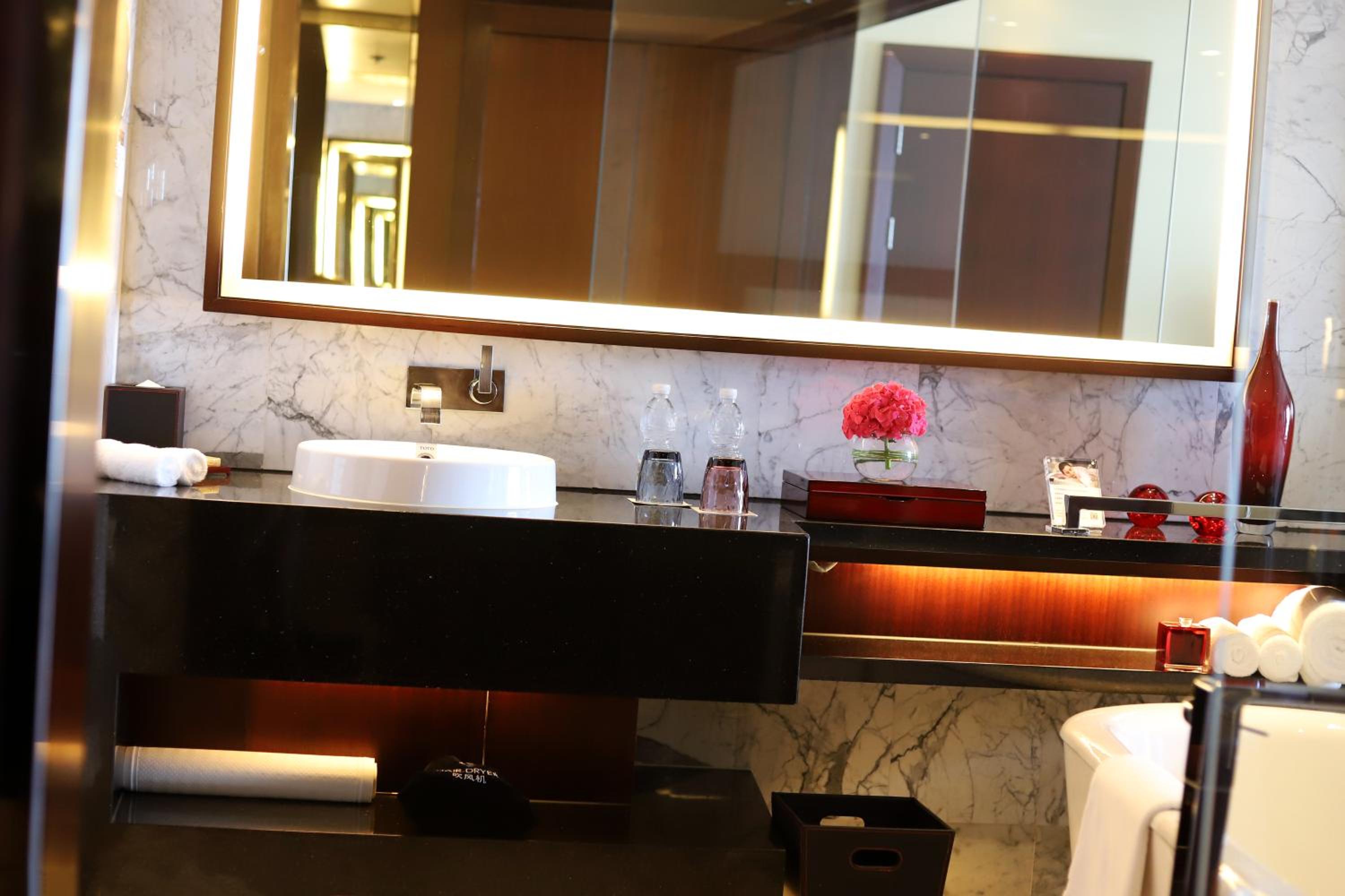 1 King Bed, Club Lounge Access, Guest Room (include Happy Hour Alcohol Drinks & Light Buffet + 10% for Food & Beverage) - Photo 3