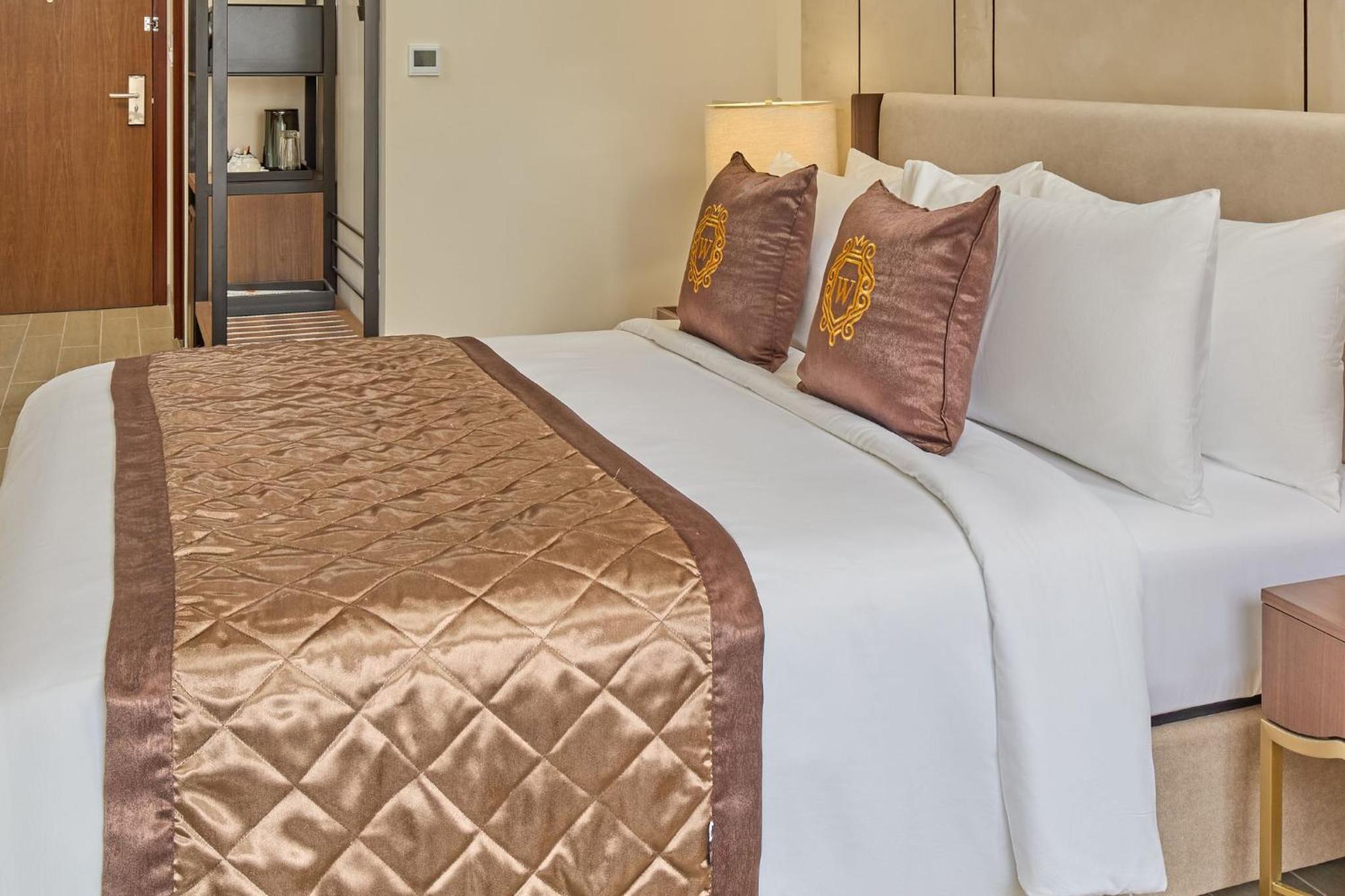 Deluxe Queen Room