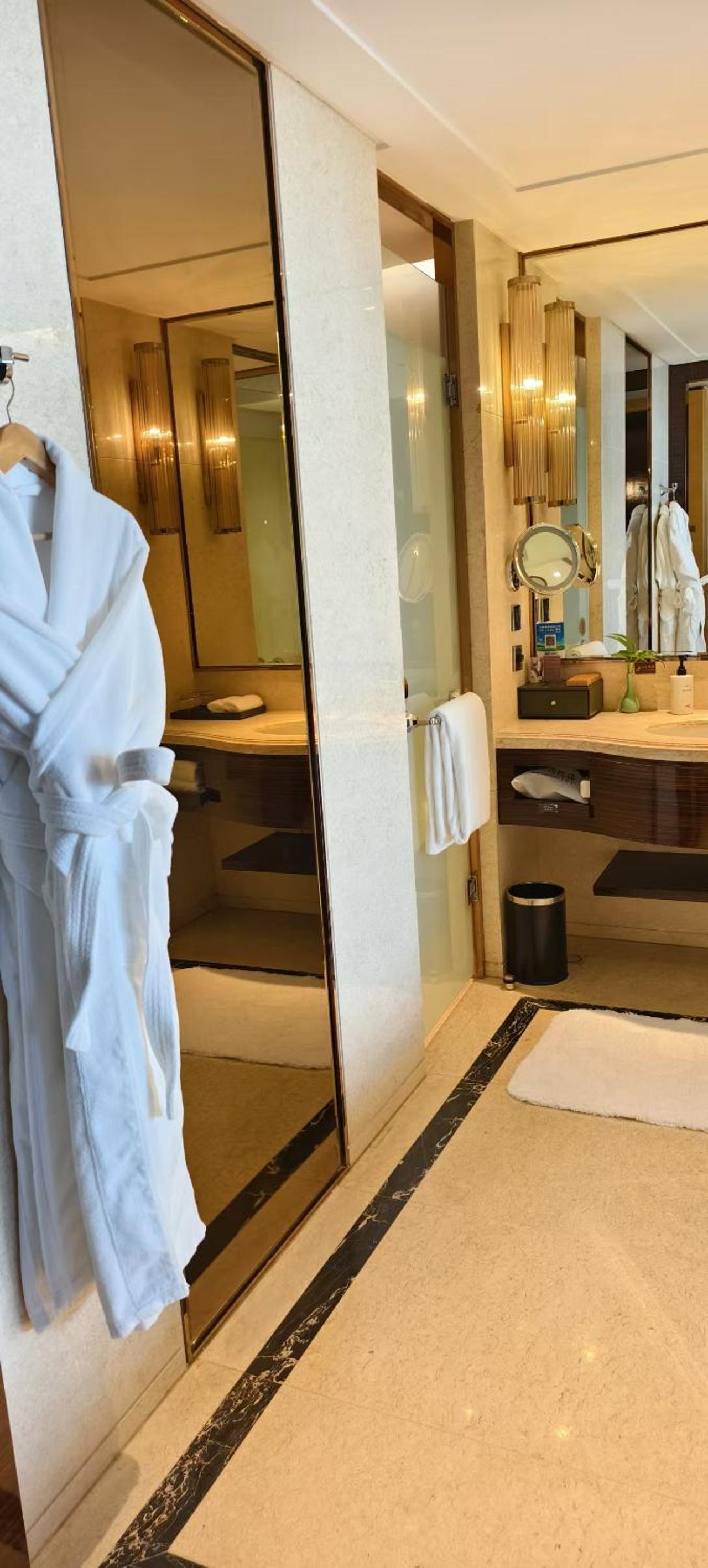 Premium King Room - Club Lounge Access - Photo 2