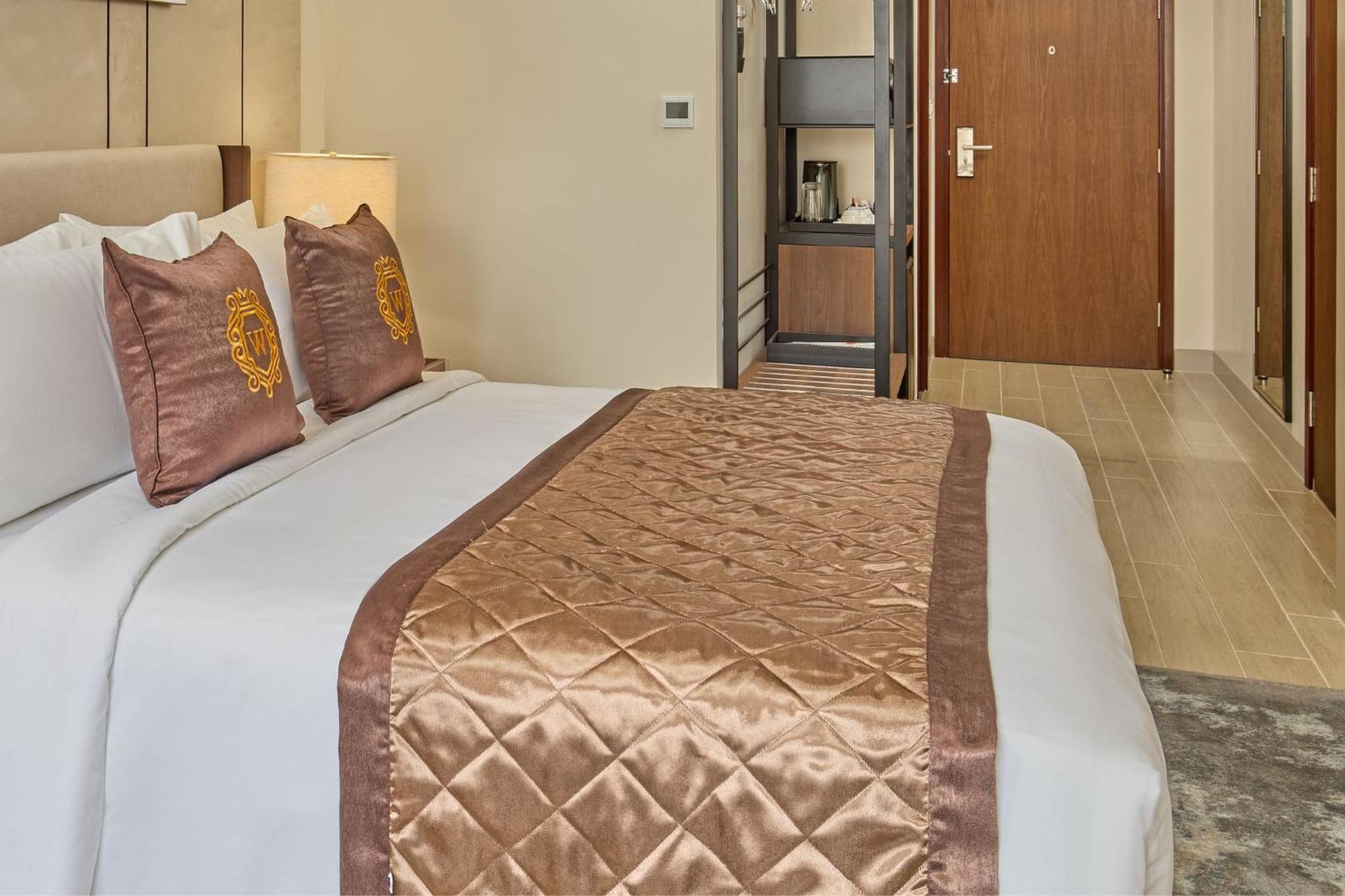 Queen Room With Pool View
