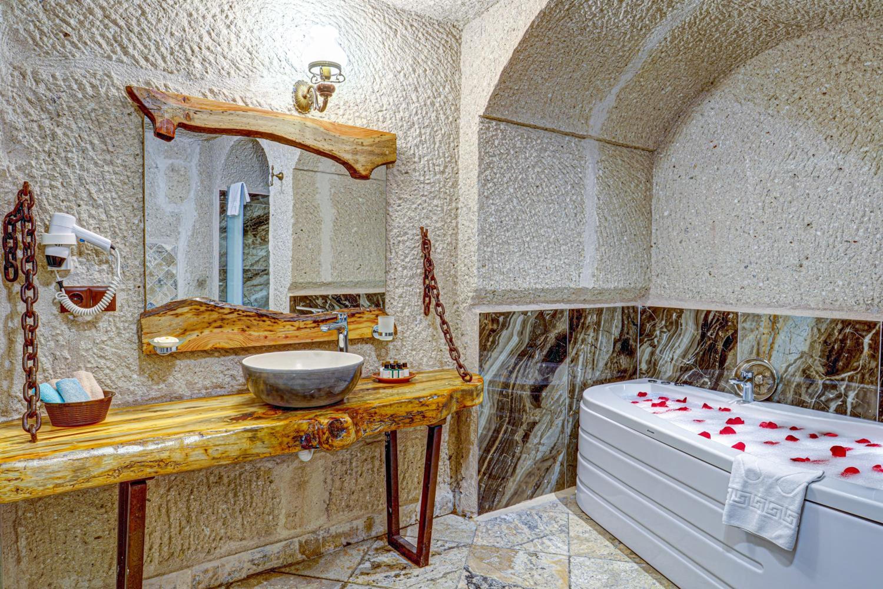 Cave Suite - Photo 8