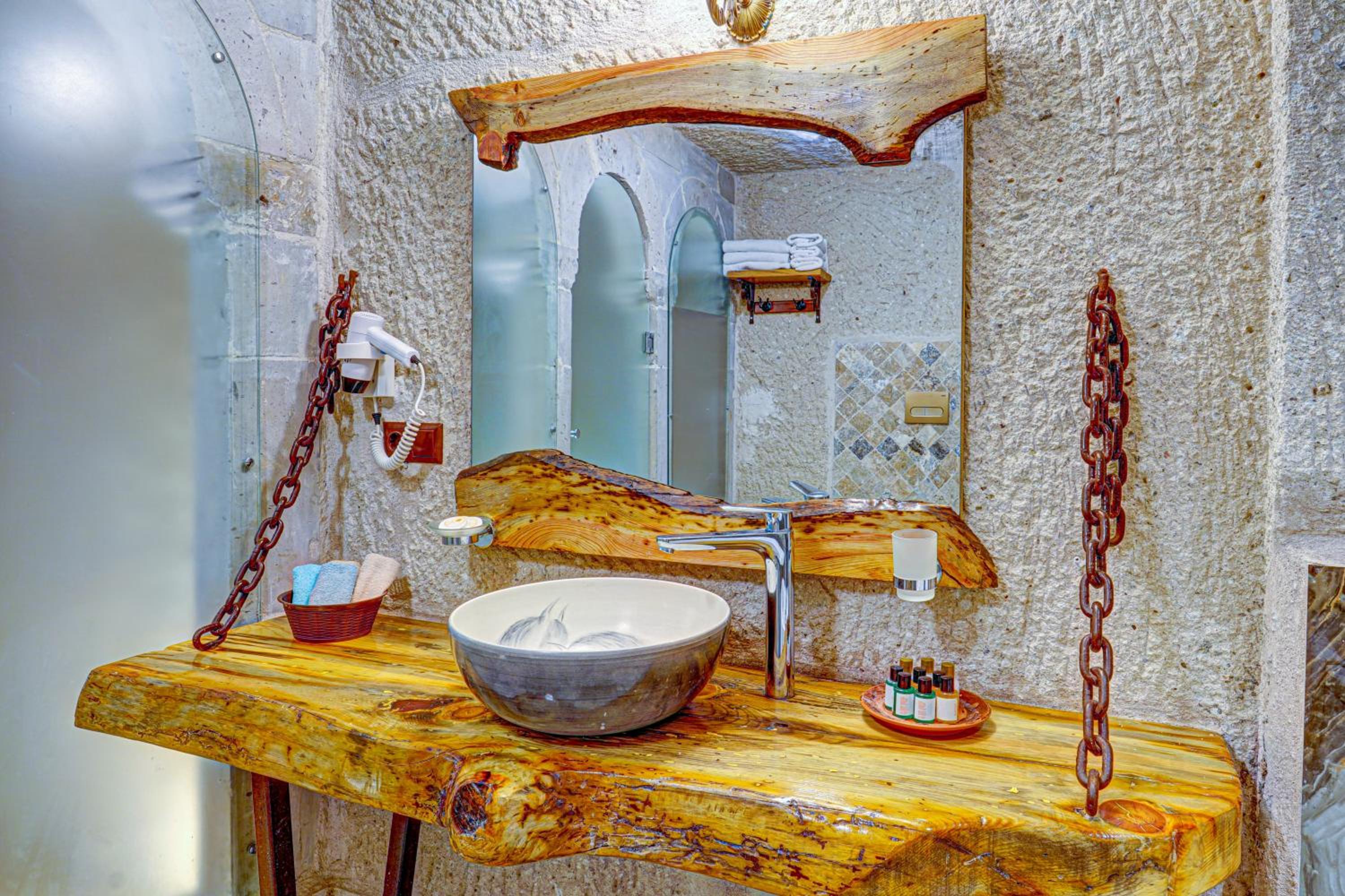 Cave Suite - Photo 9