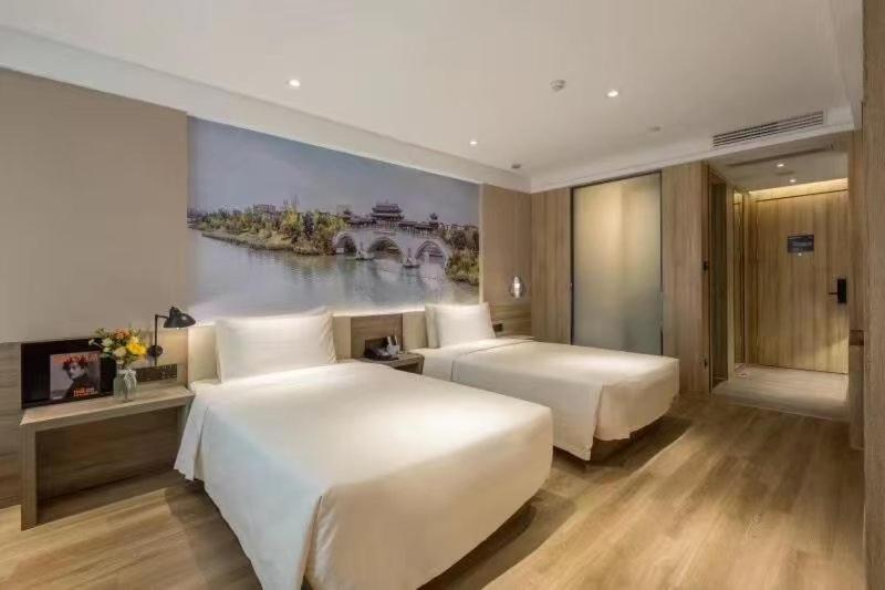 Elegant Twin Room photo 2