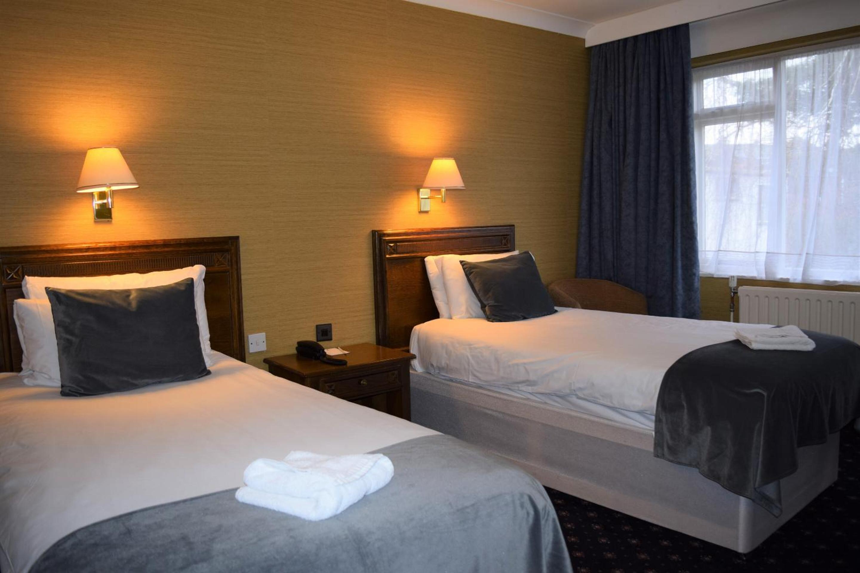 Standard Twin Room - Photo 4