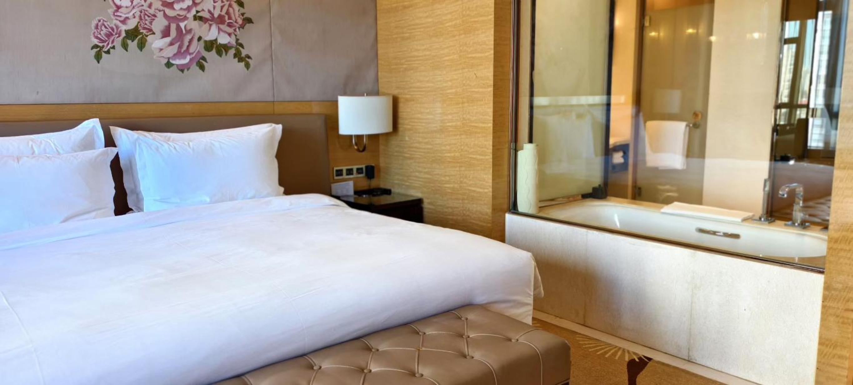 Premium King Room - Club Lounge Access - Photo 1