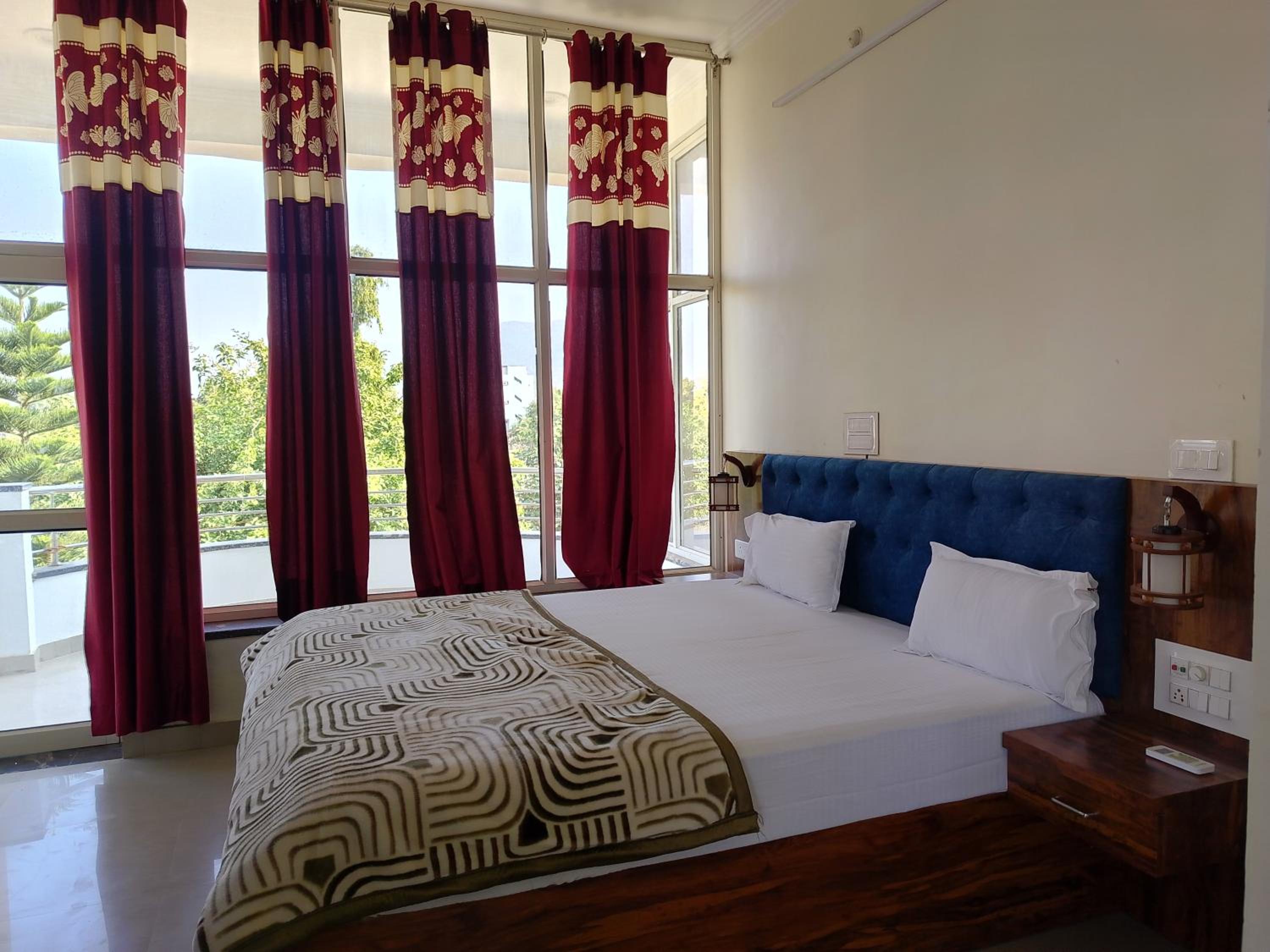Deluxe Double Room with Balcony photo 2