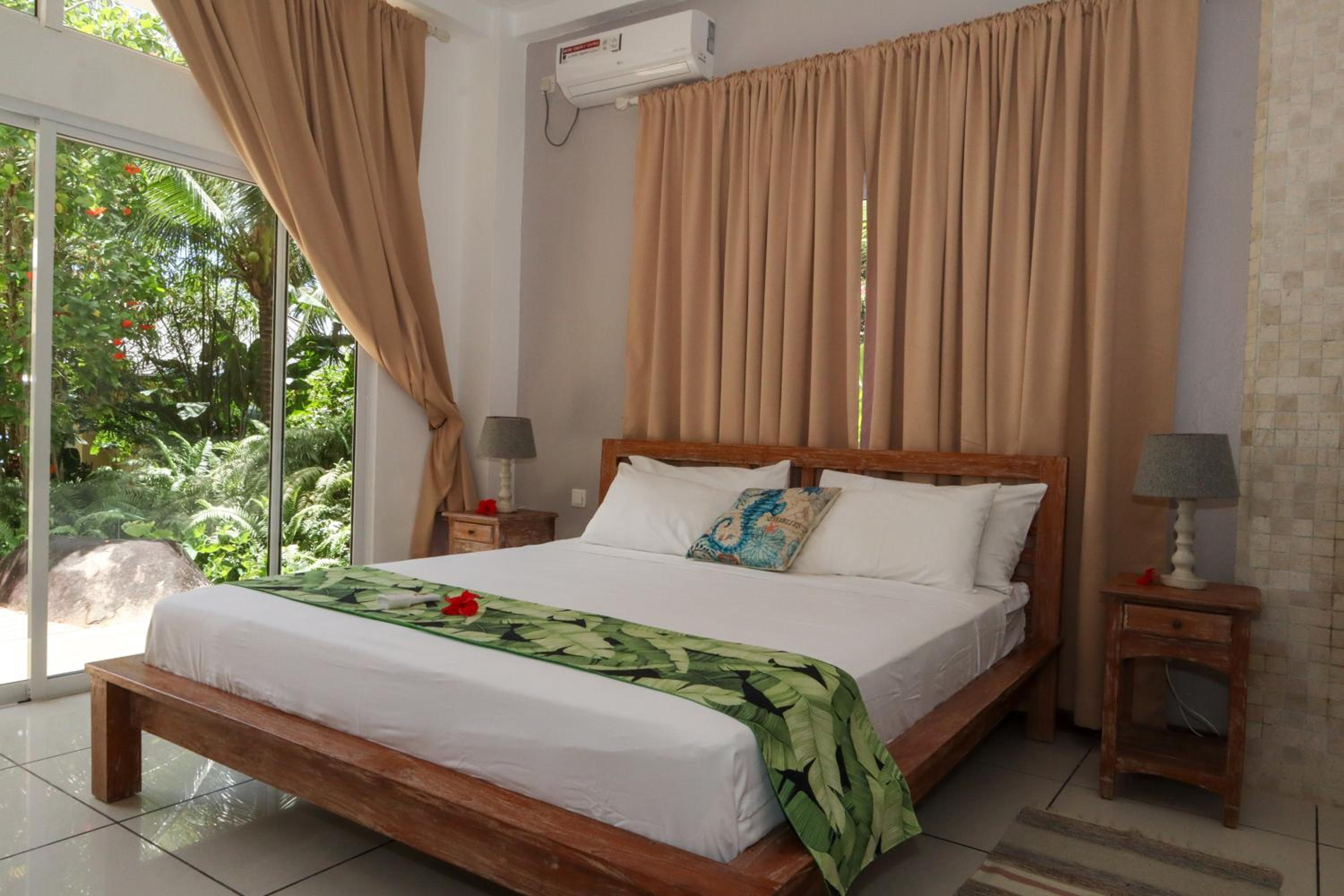 Apartment with Garden View