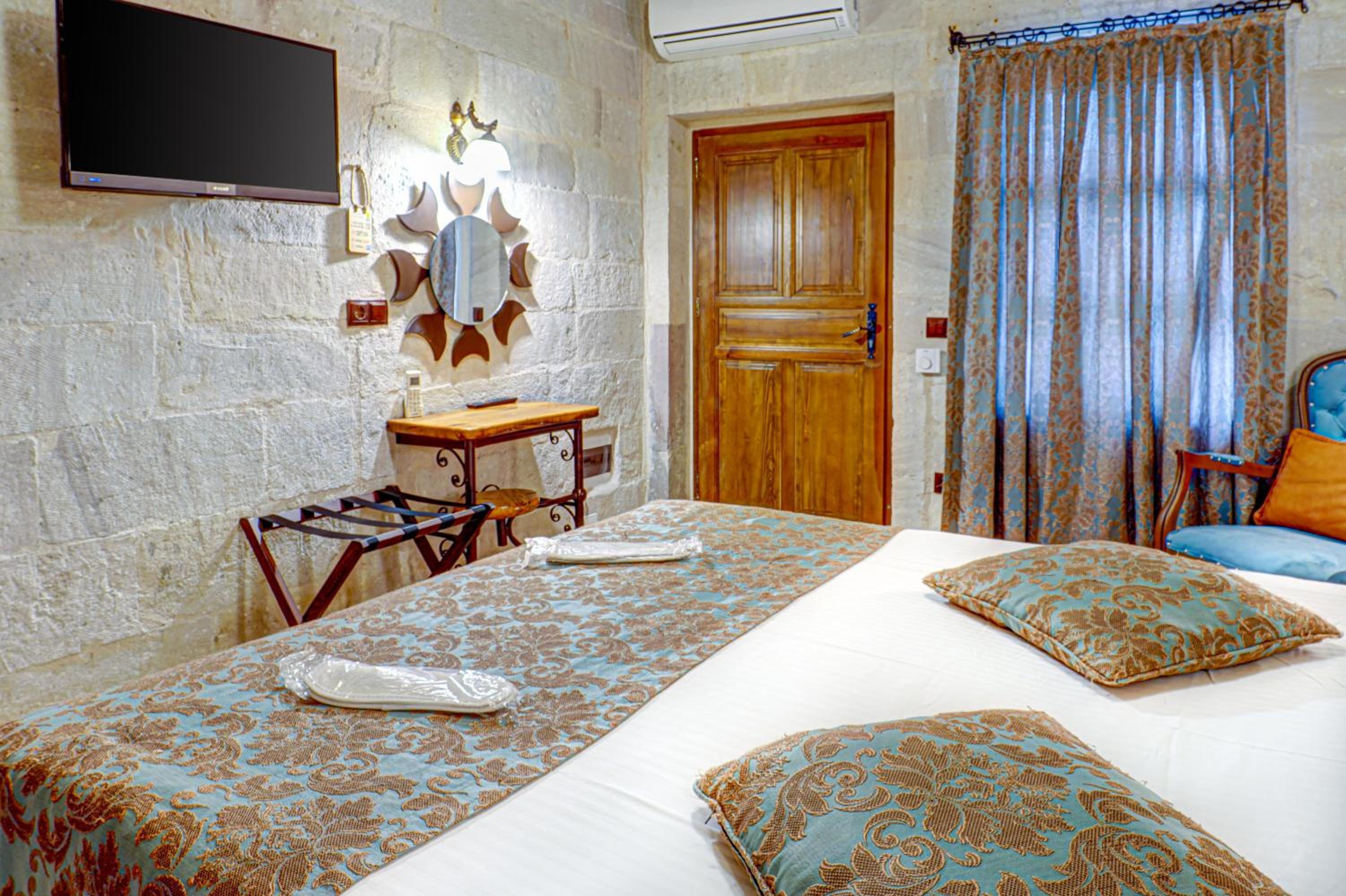 Standard Double Room - Photo 12