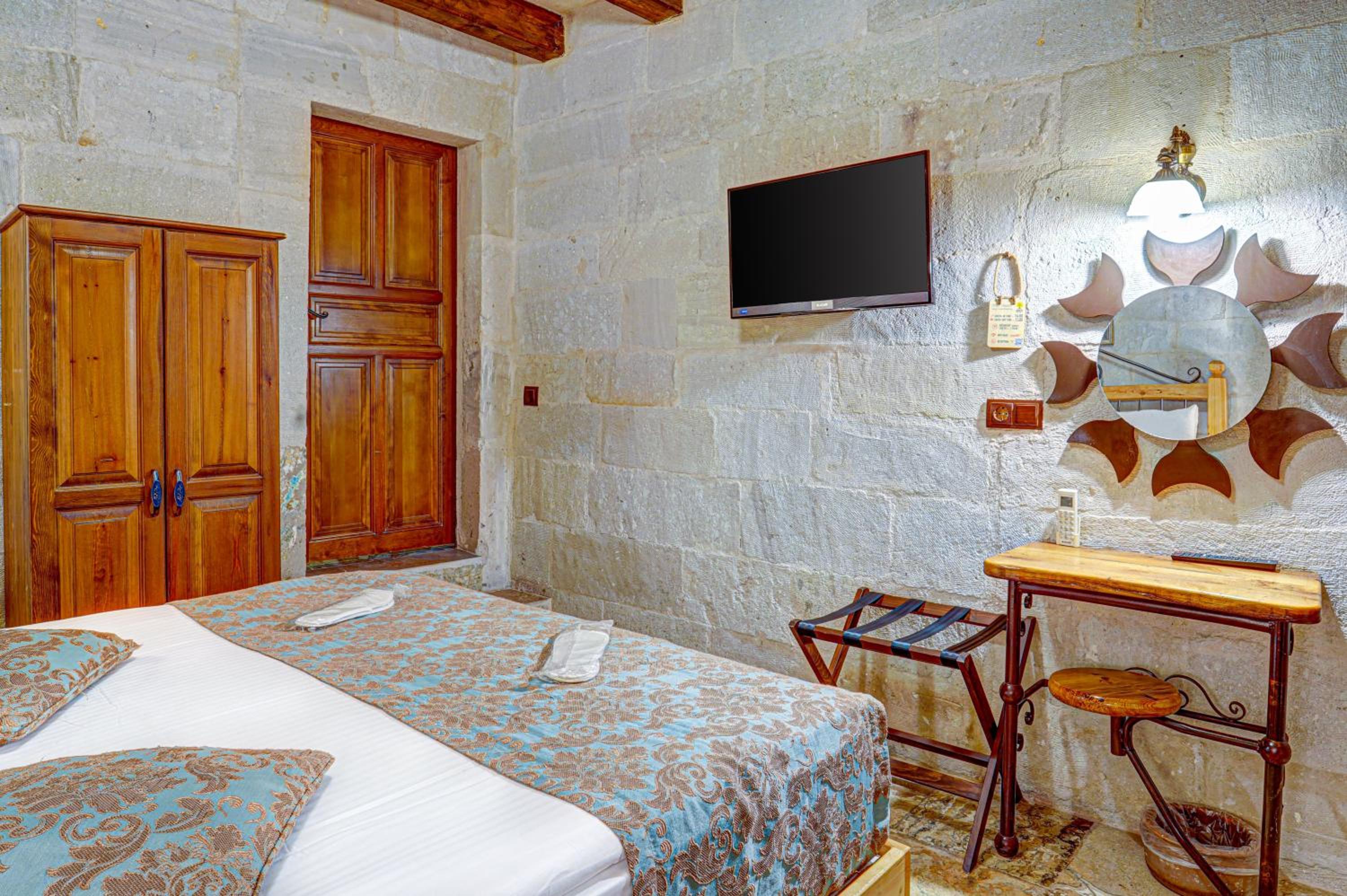 Standard Double Room - Photo 11