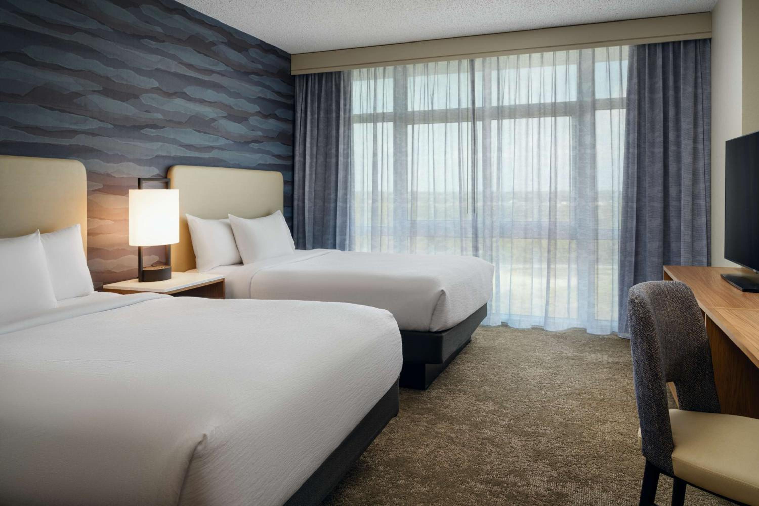Two-Room Queen Suite with Two Queen Beds - Photo 11