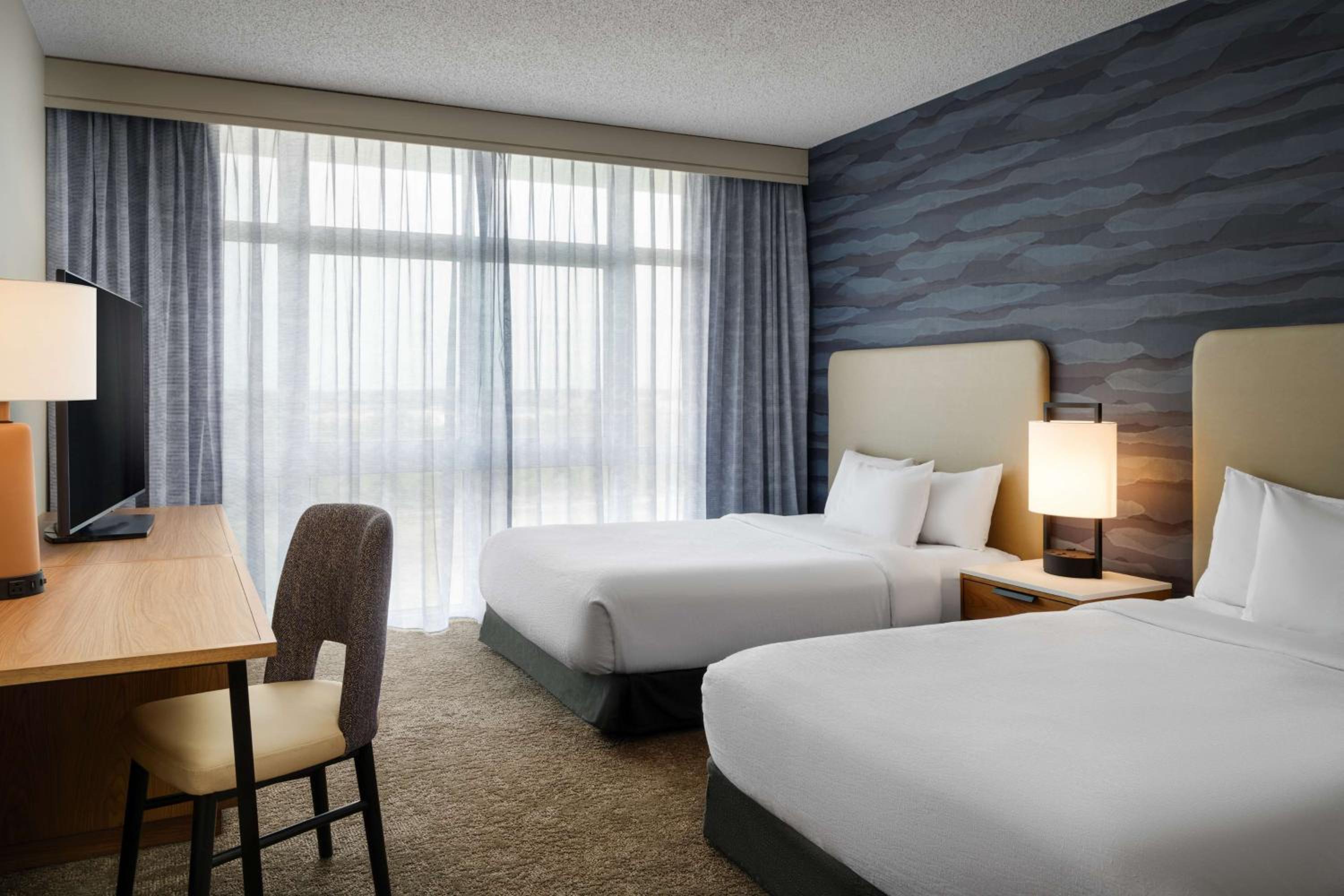 Two-Room Queen Suite with Two Queen Beds - Photo 10