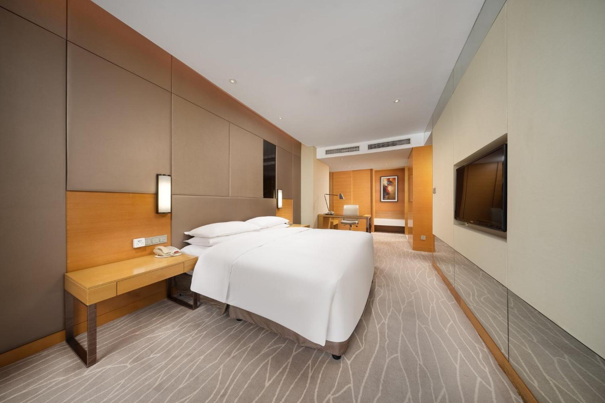 Standard King Room with Lake View