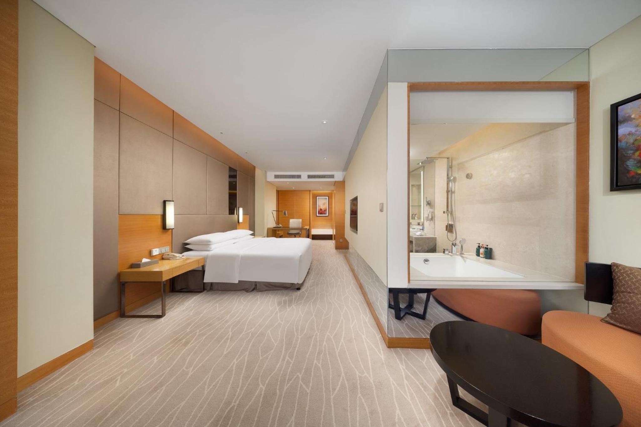 Standard King Room with Lake View photo 2