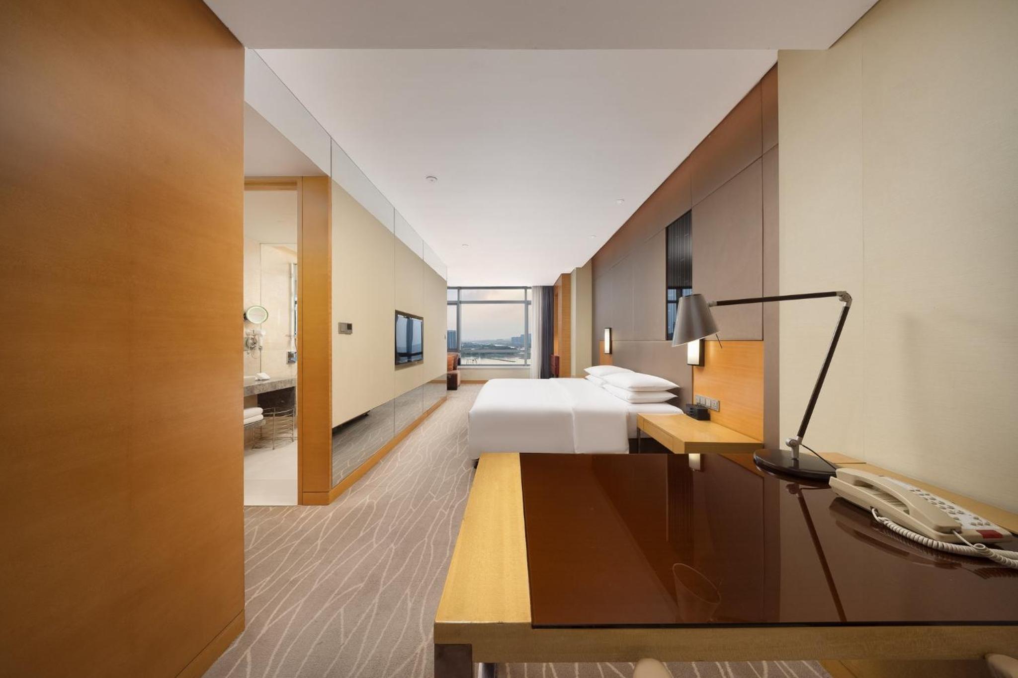 Standard King Room with Lake View - Lounge Access photo 2