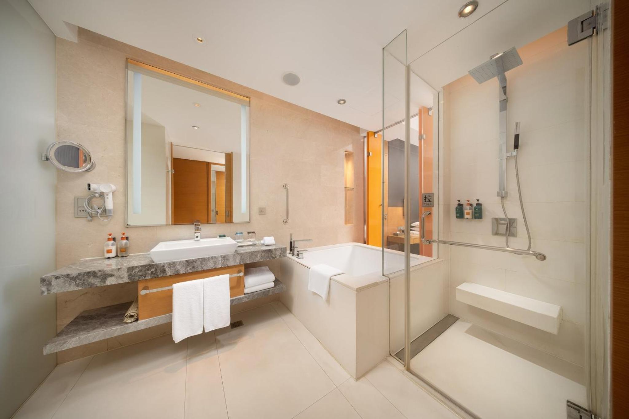 Standard King Room with Lounge Access photo 2