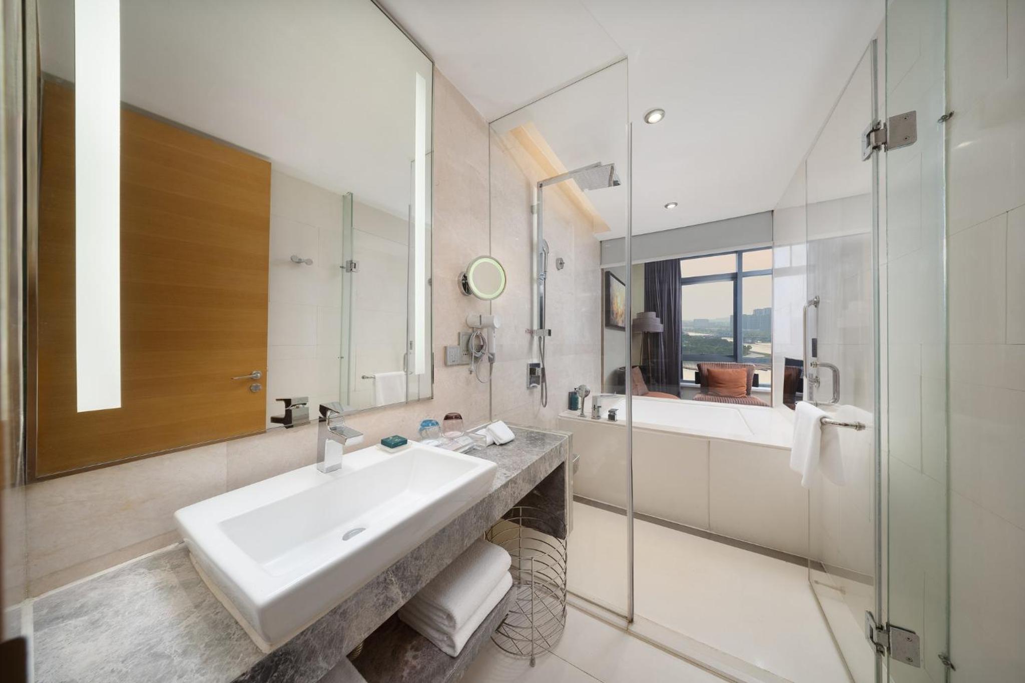 Standard King Room with Lake View - Lounge Access photo 3