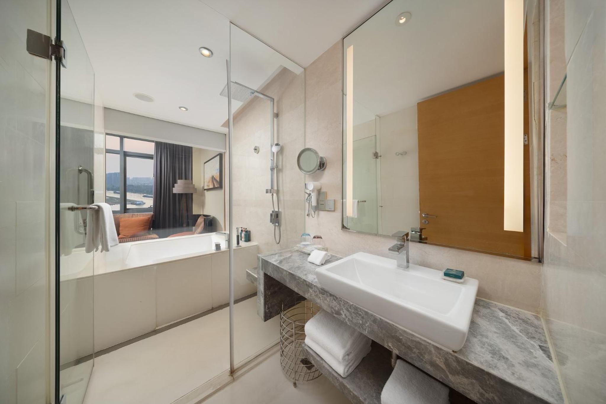 Standard King Room with Lake View photo 3
