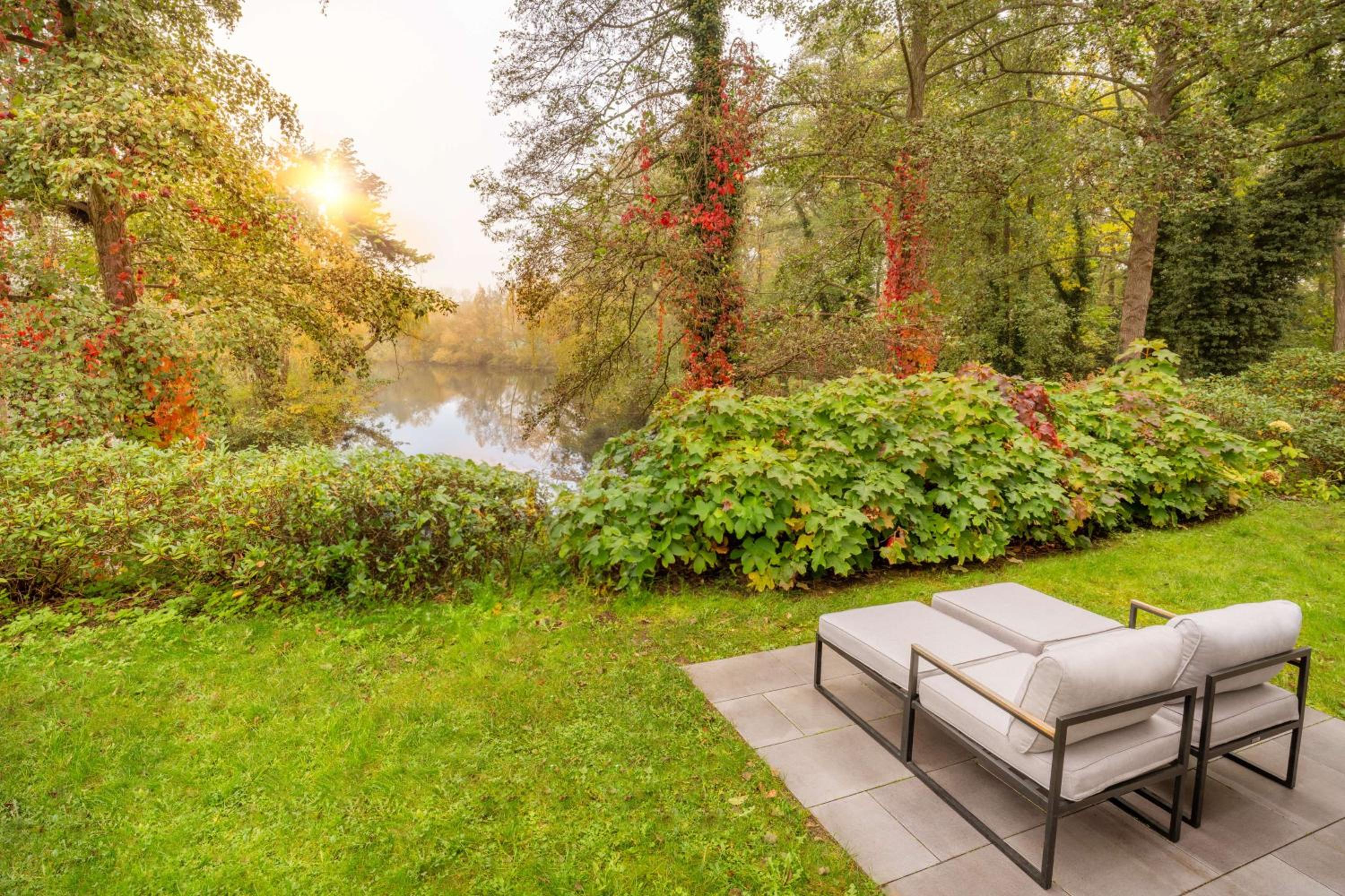 Executive King Room with Terrace and Lake View