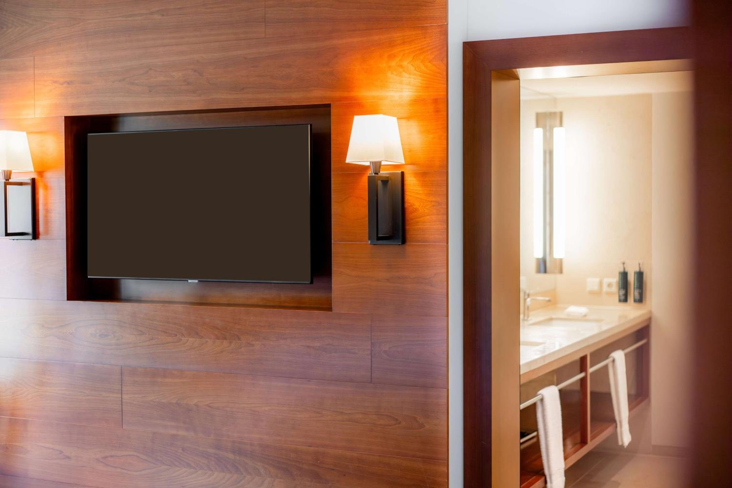 King Executive Room with Lake View - Photo 9
