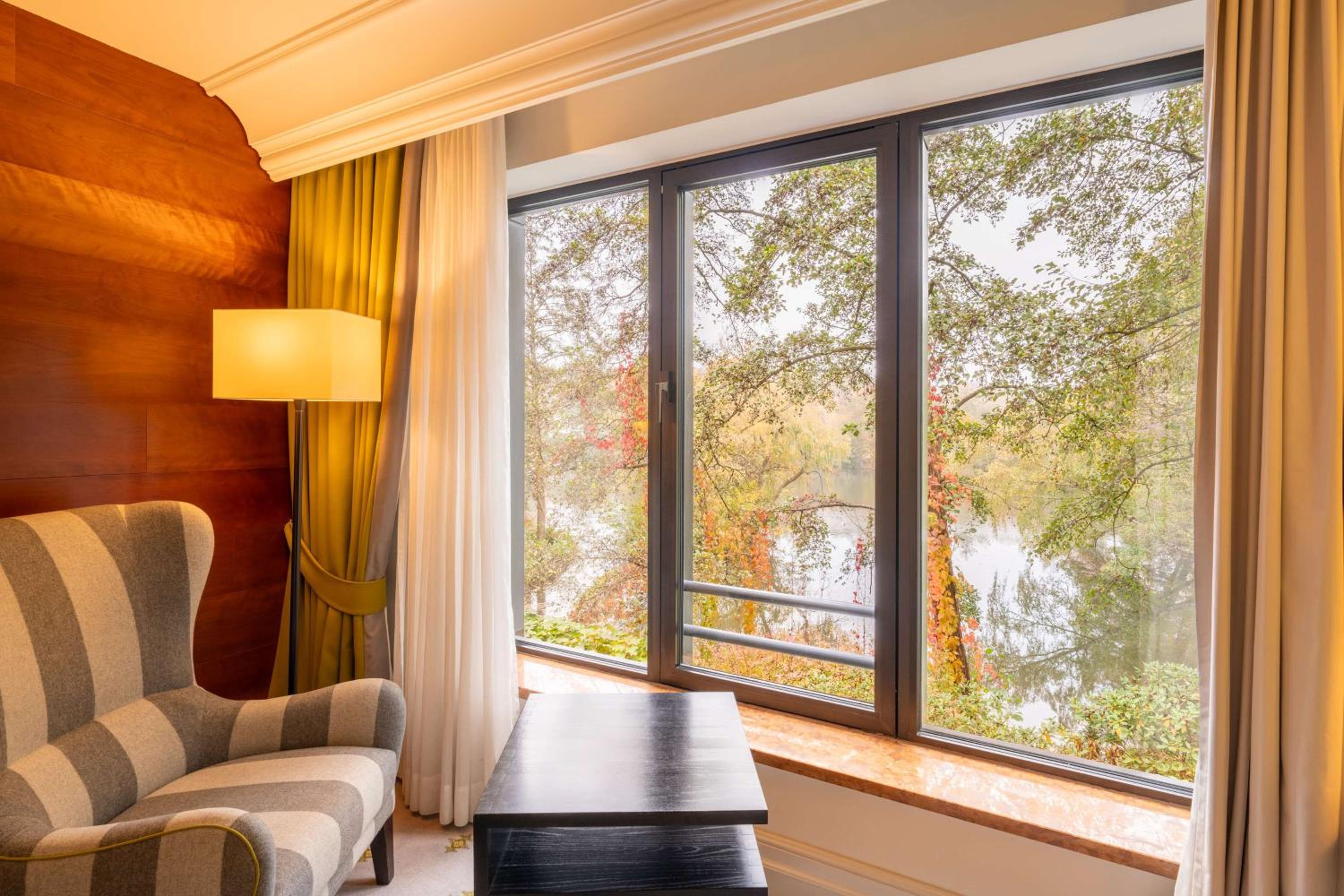Deluxe King Room with Lake View thumbnail 6