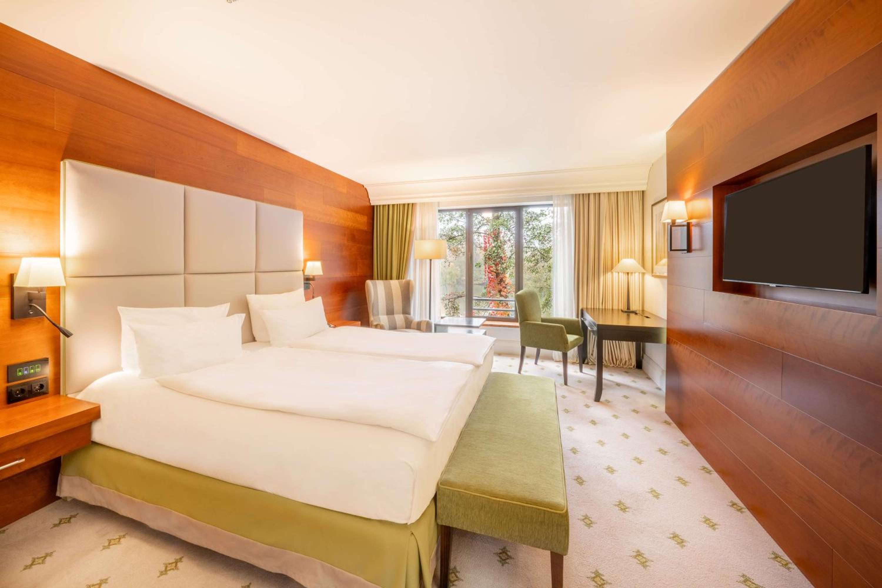 Deluxe King Room with Lake View thumbnail 5