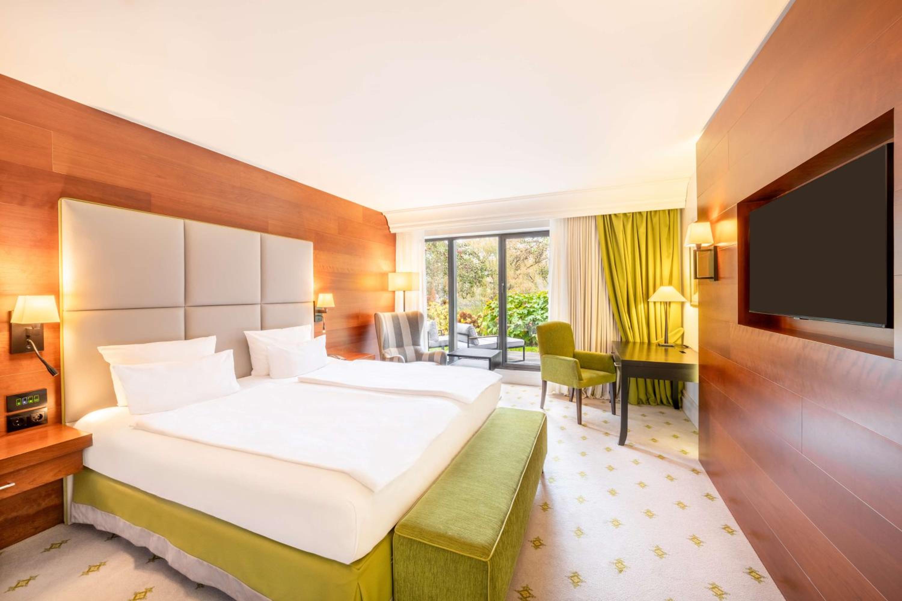 Executive King Room with Terrace and Lake View