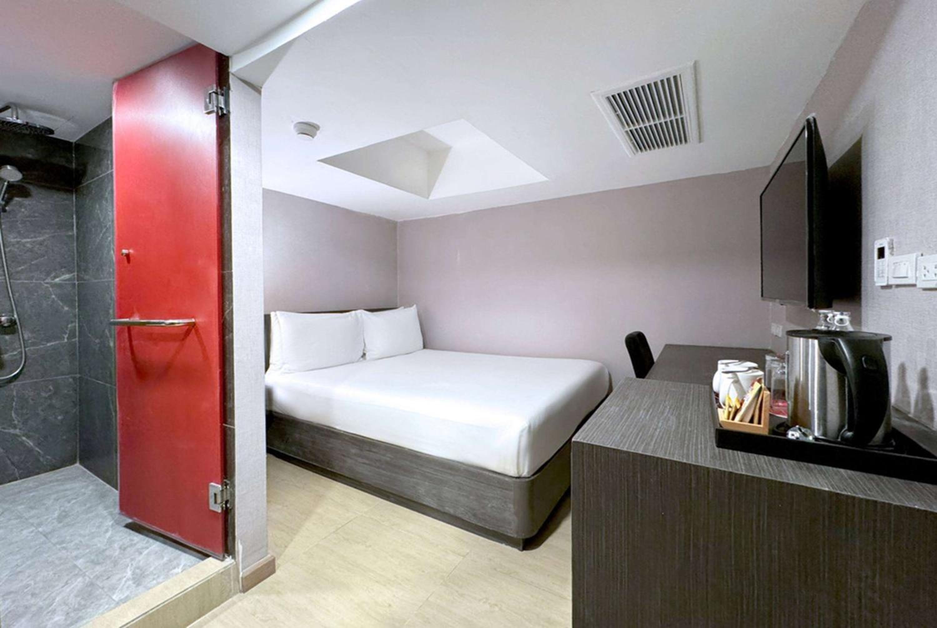 Standard Room with One Queen Bed - No Window/Non-Smoking photo 2