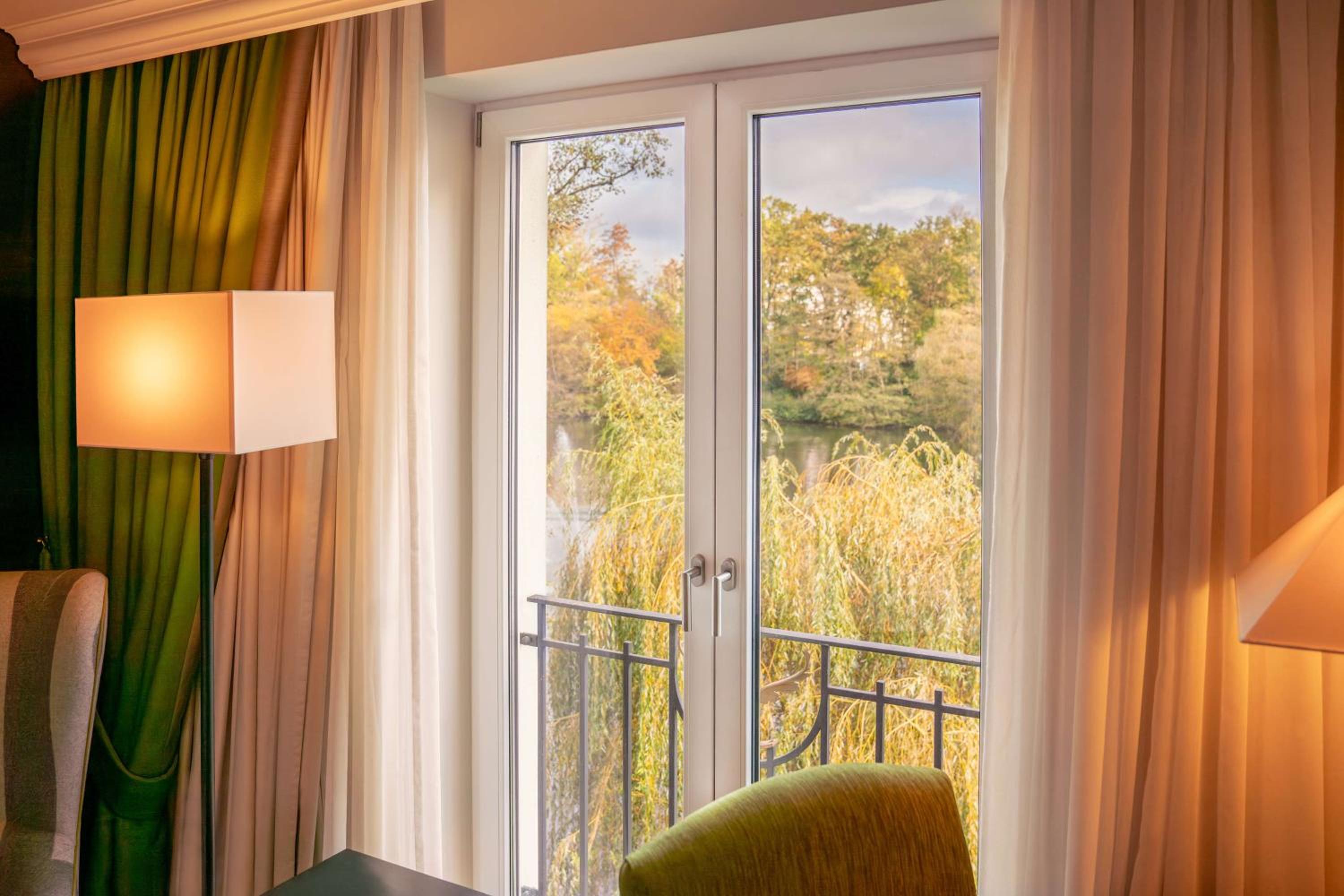 Executive Twin Room with Lake View thumbnail 6