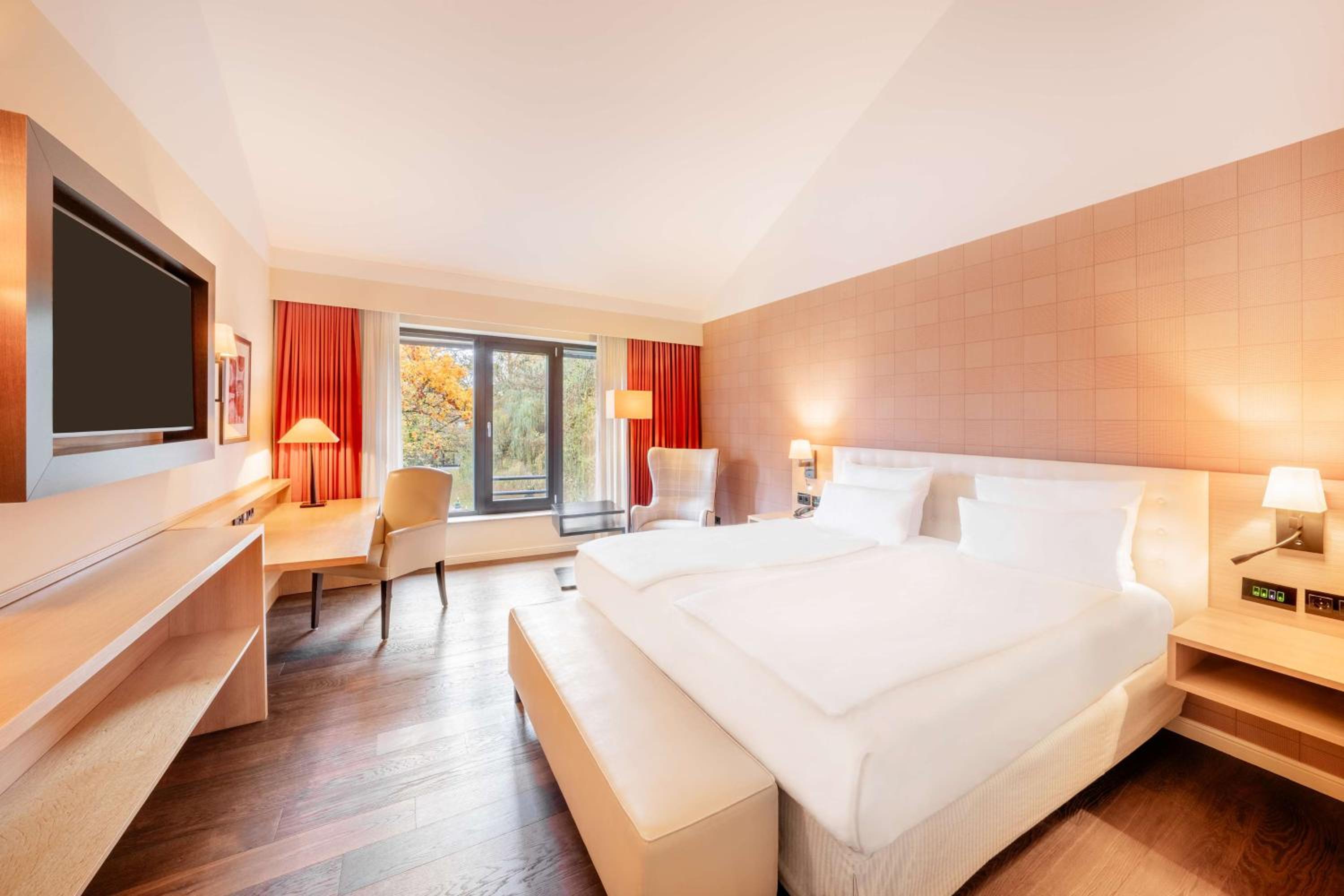 King Guest Room thumbnail 6