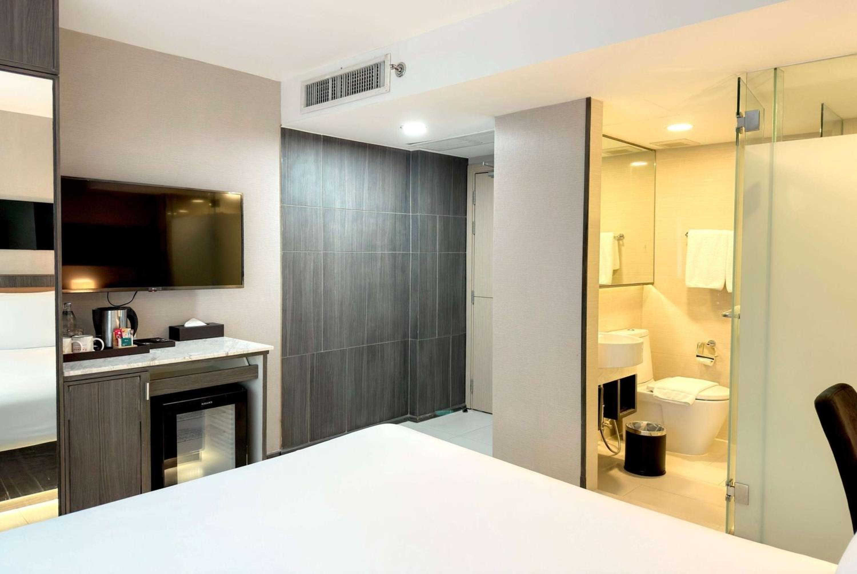 Standard Room with One Queen Bed - Non-Smoking photo 2