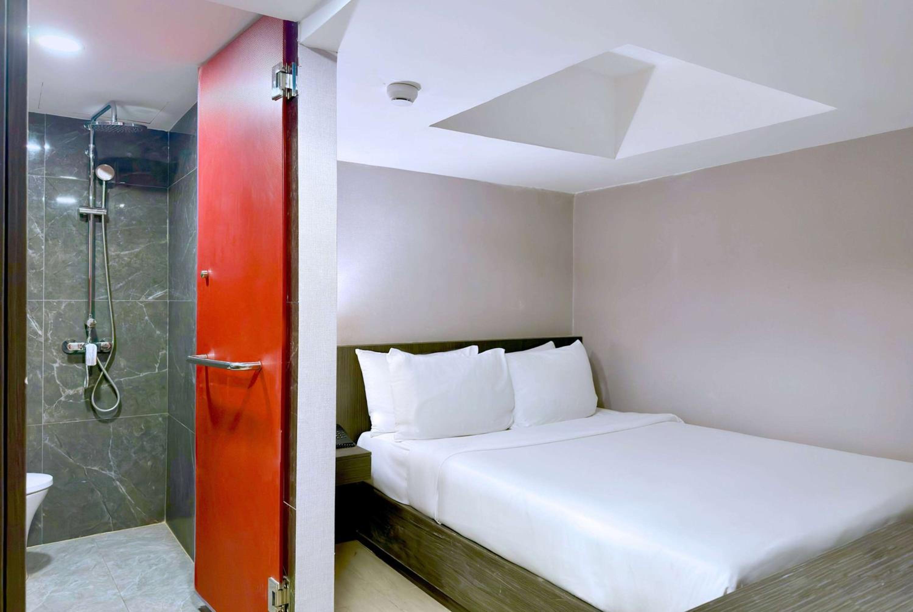 Standard Room with One Queen Bed - No Window/Non-Smoking photo 3