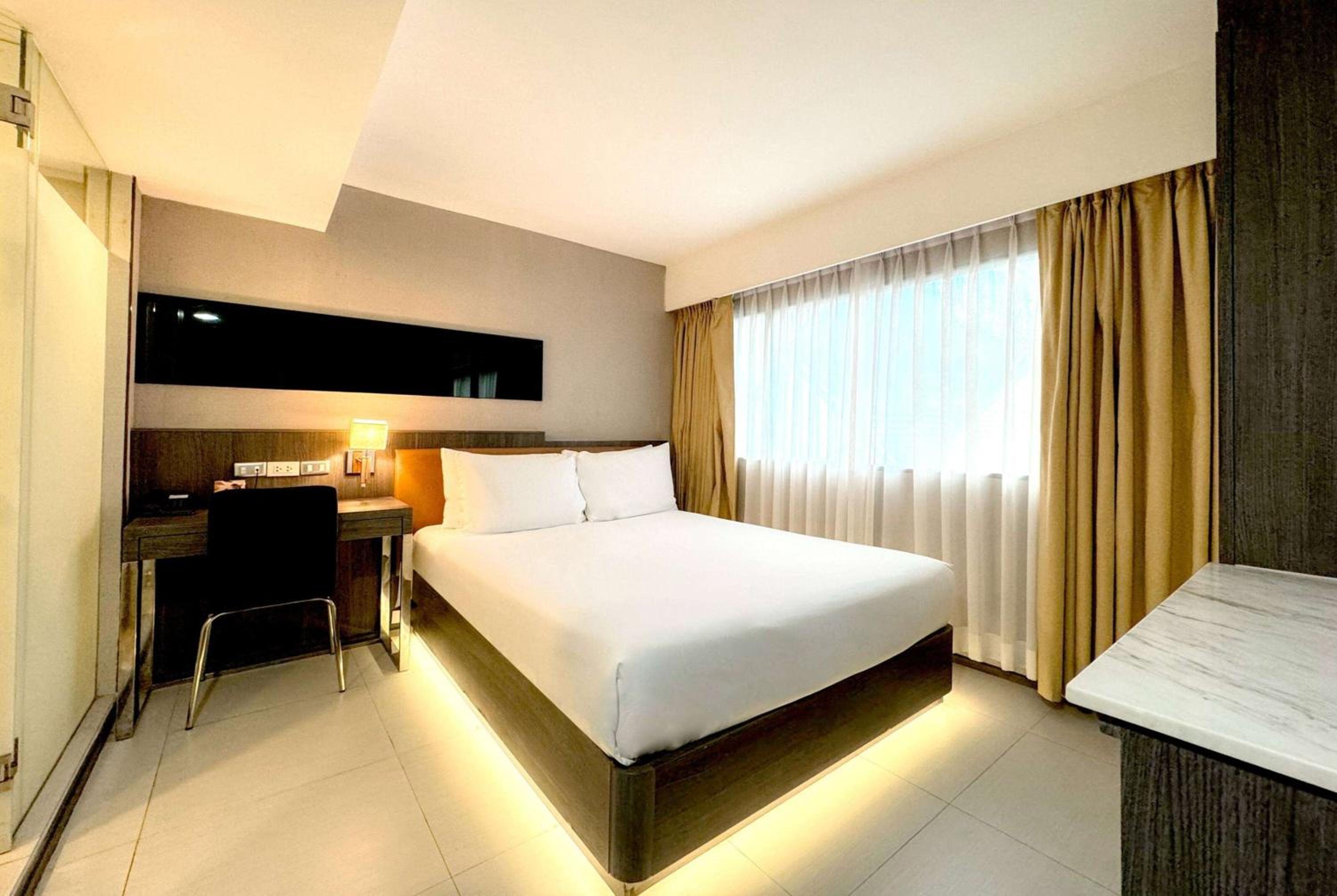 Standard Room with One Queen Bed - Non-Smoking photo 3