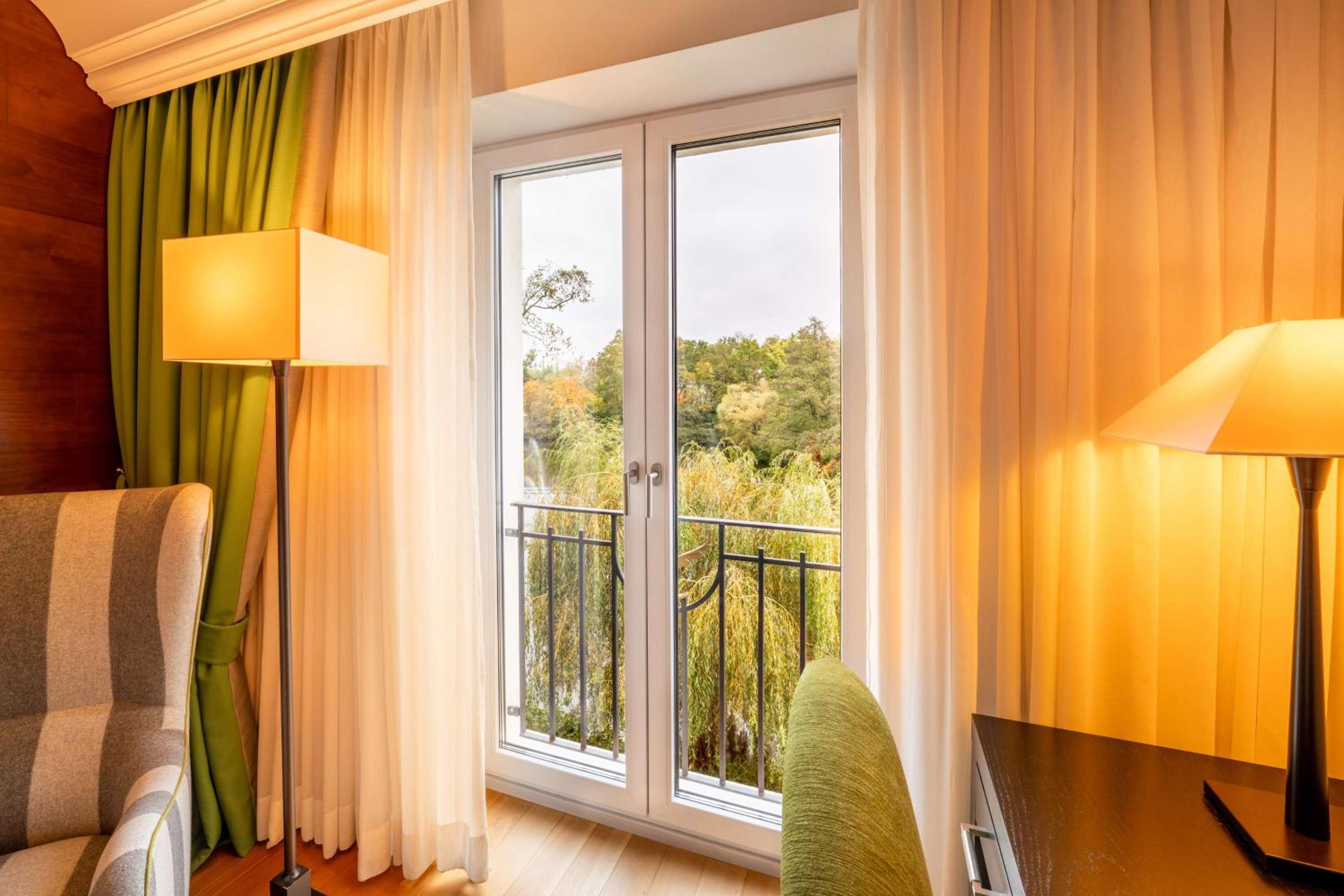 Executive Twin Room with Lake View thumbnail 5