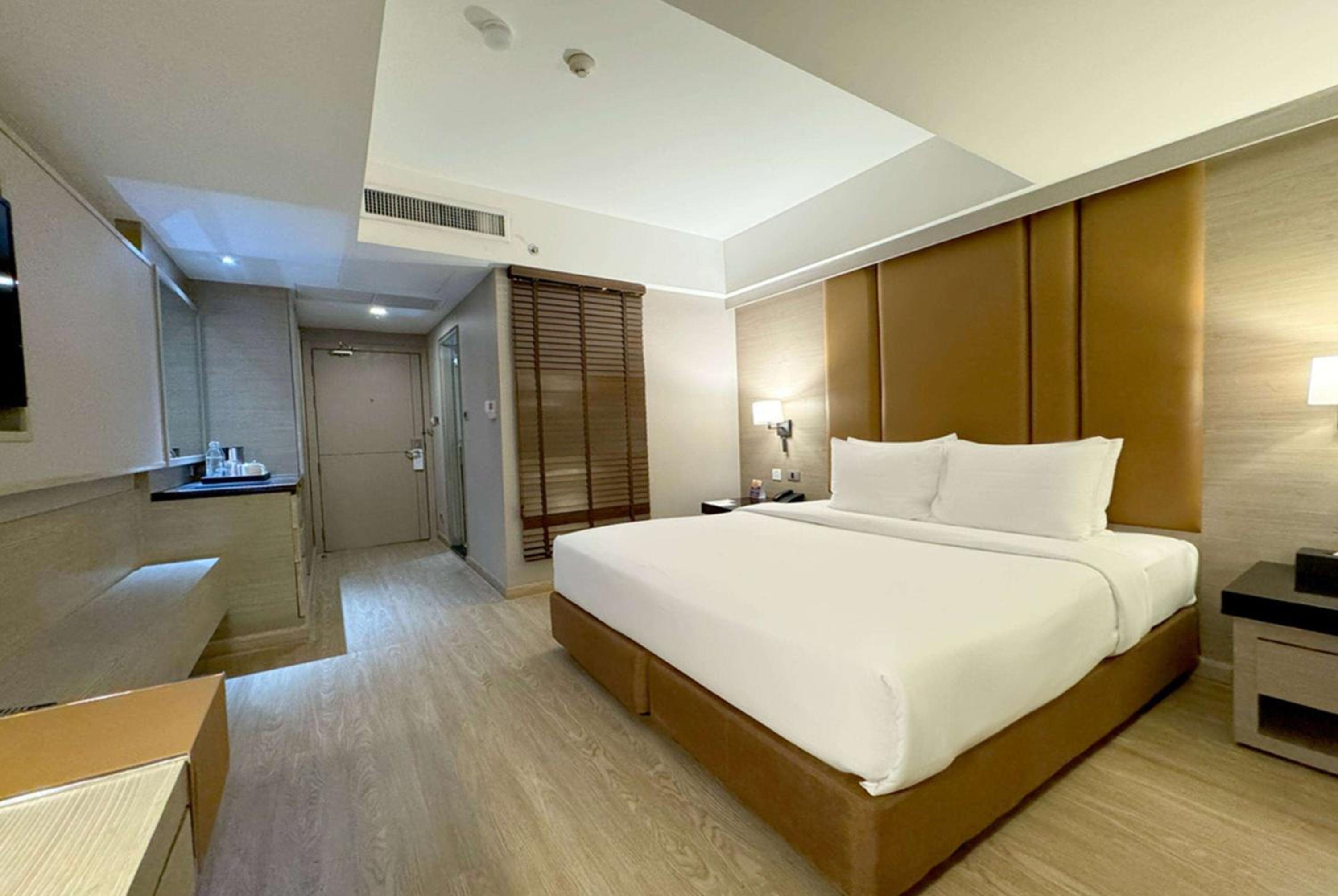 Deluxe Queen Room - Non-Smoking photo 3