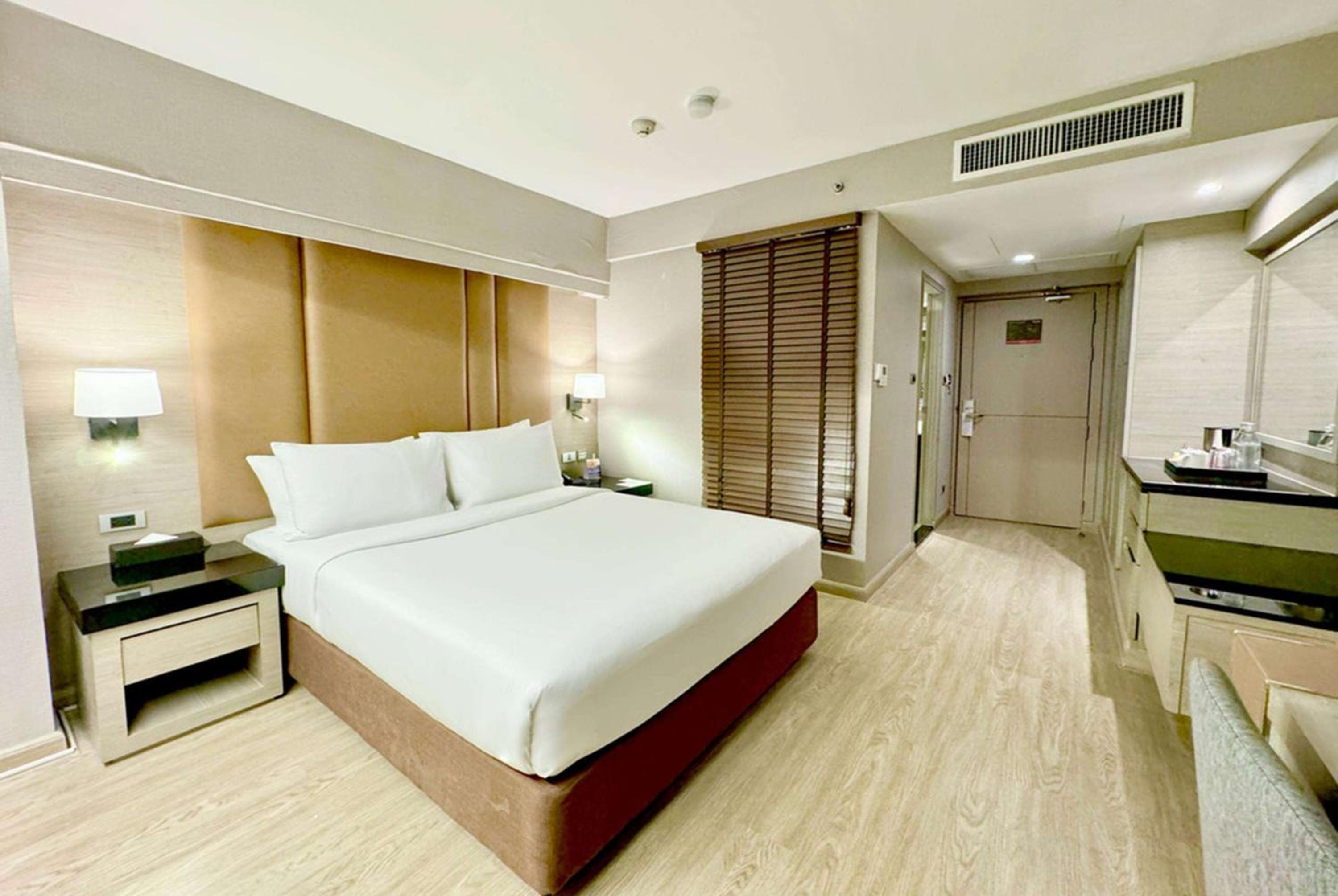 Queen Premier Room with No Window, Non-Smoking photo 1