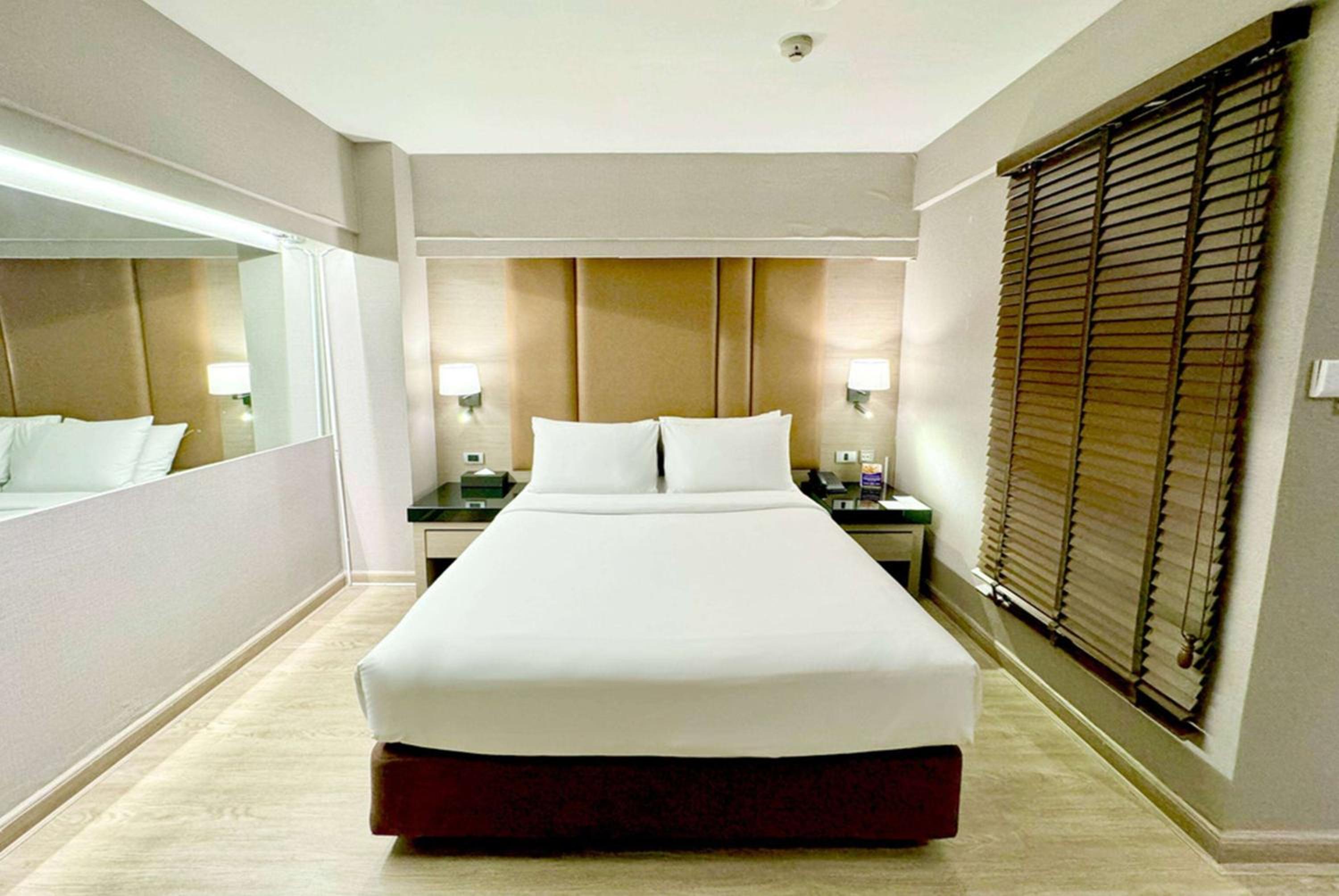 Queen Premier Room with No Window, Non-Smoking photo 2