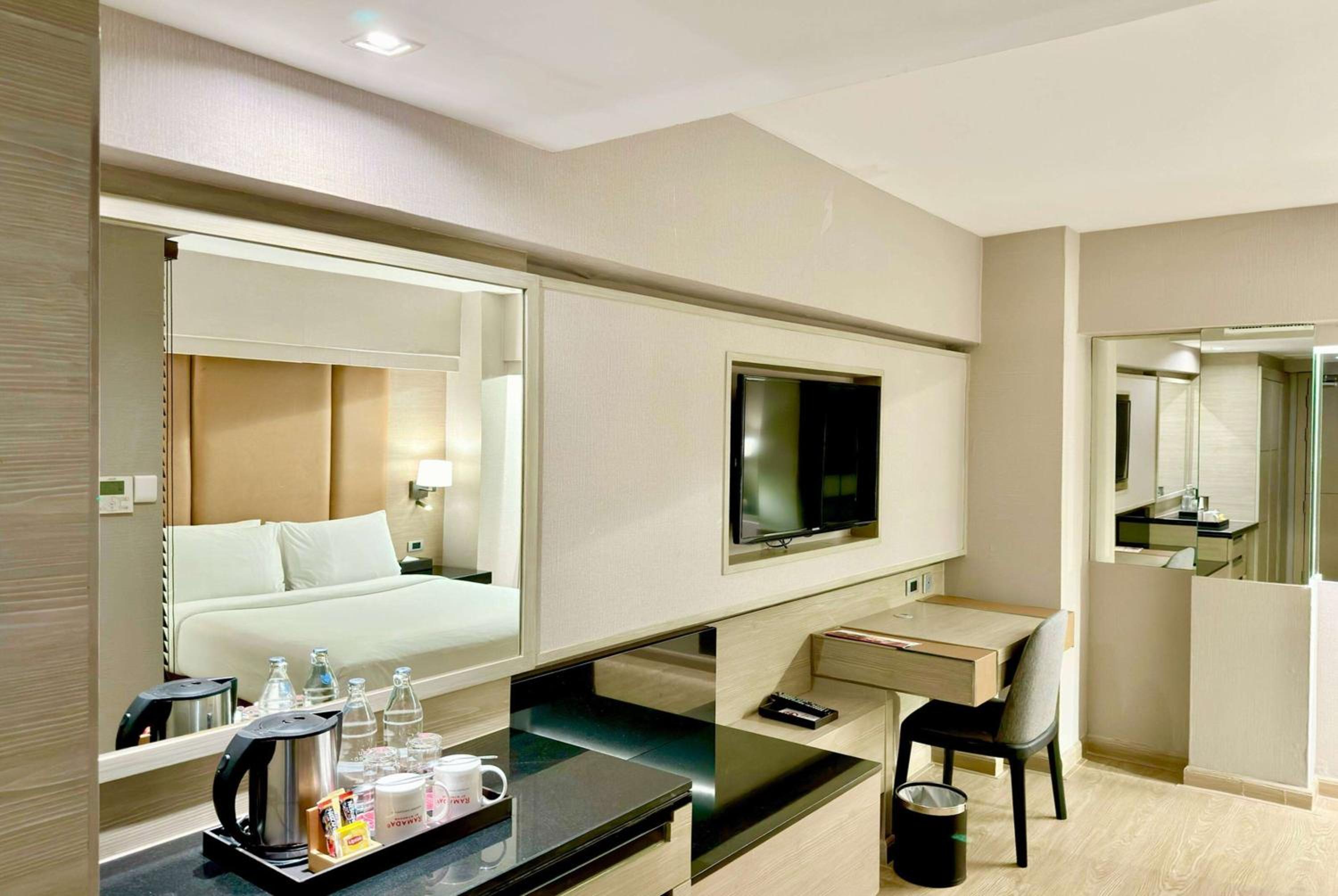 Queen Premier Room with No Window, Non-Smoking photo 3