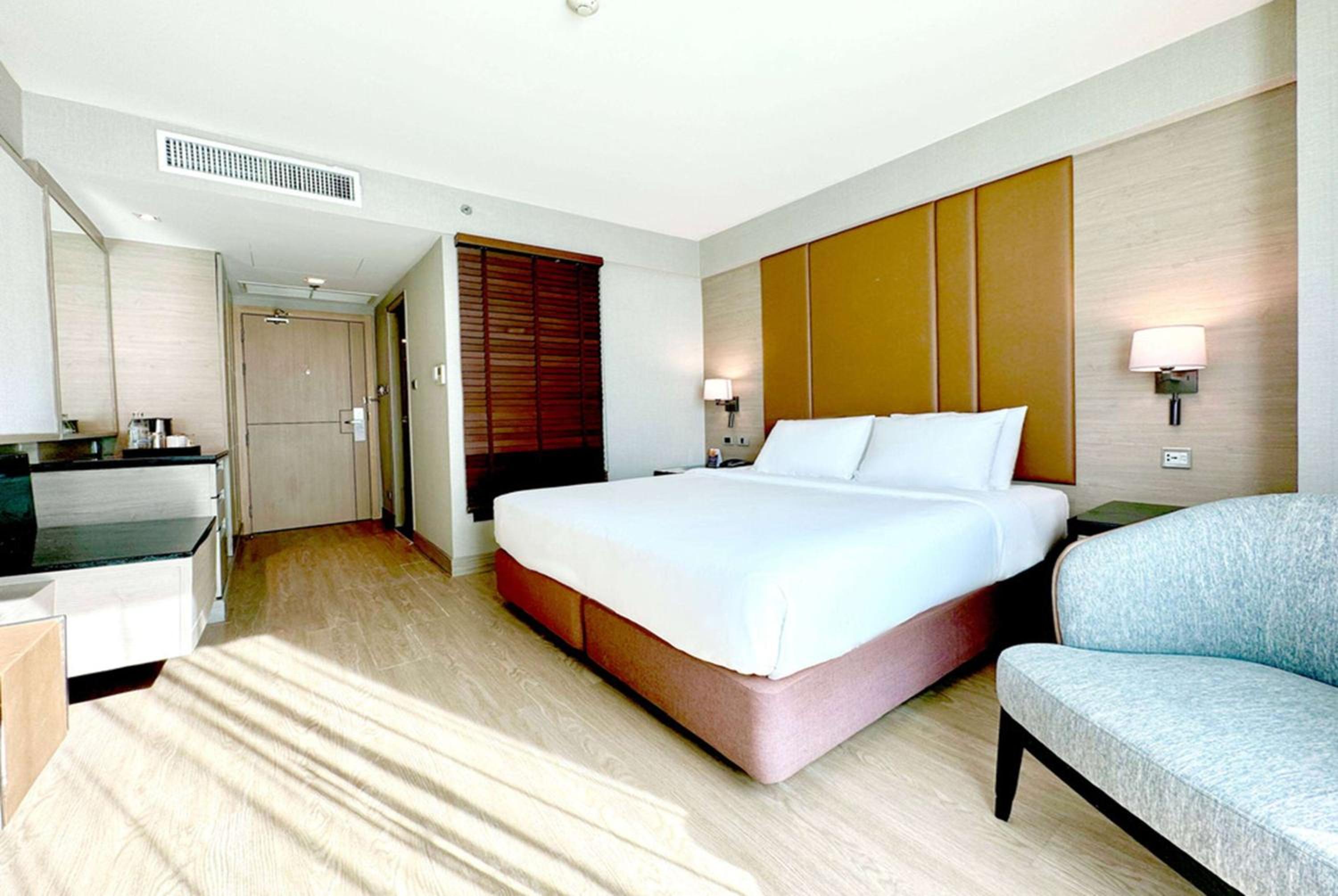 Premier Room with One King Bed - Non-Smoking photo 1