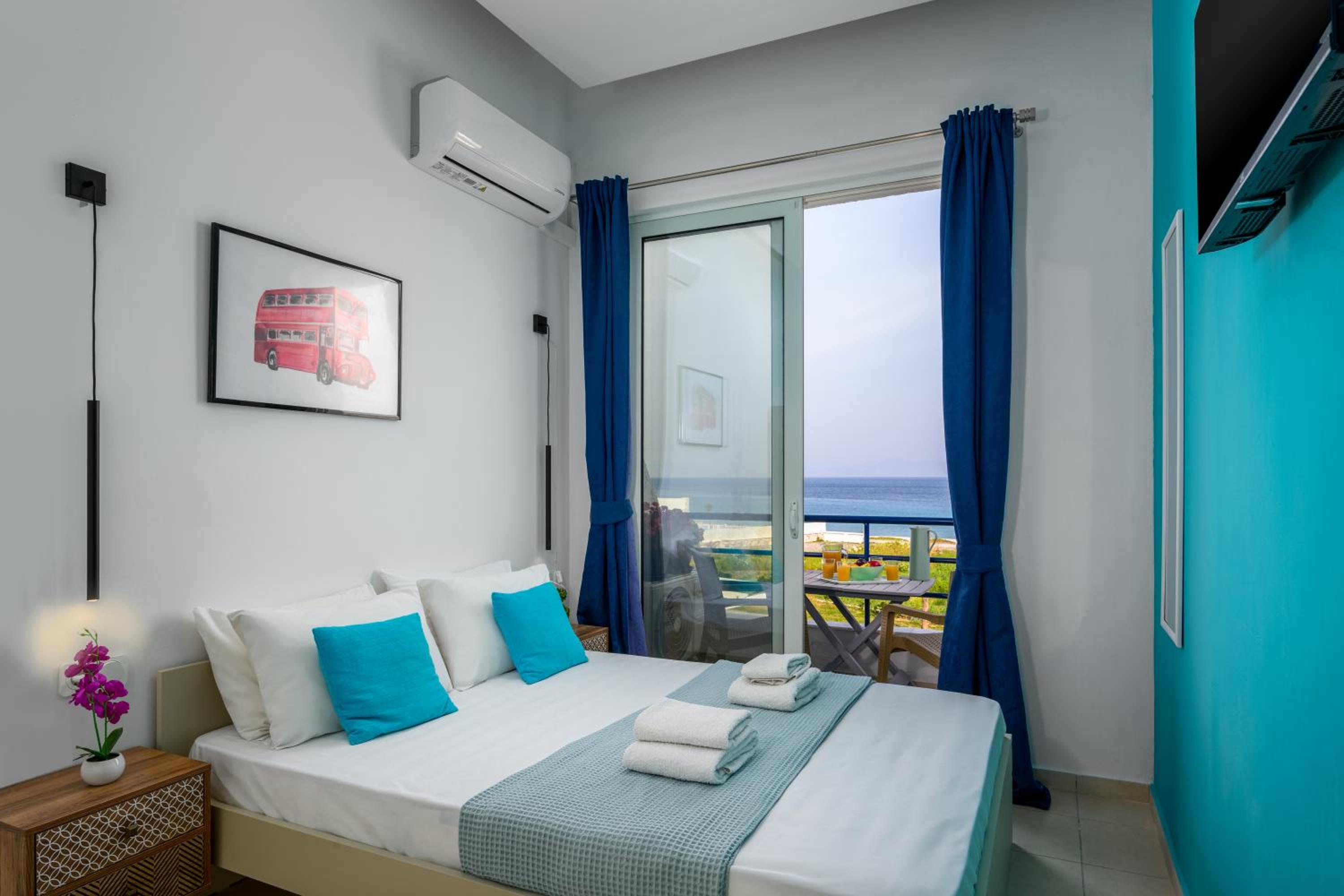 Two-Bedroom Deluxe Apartment with Balcony