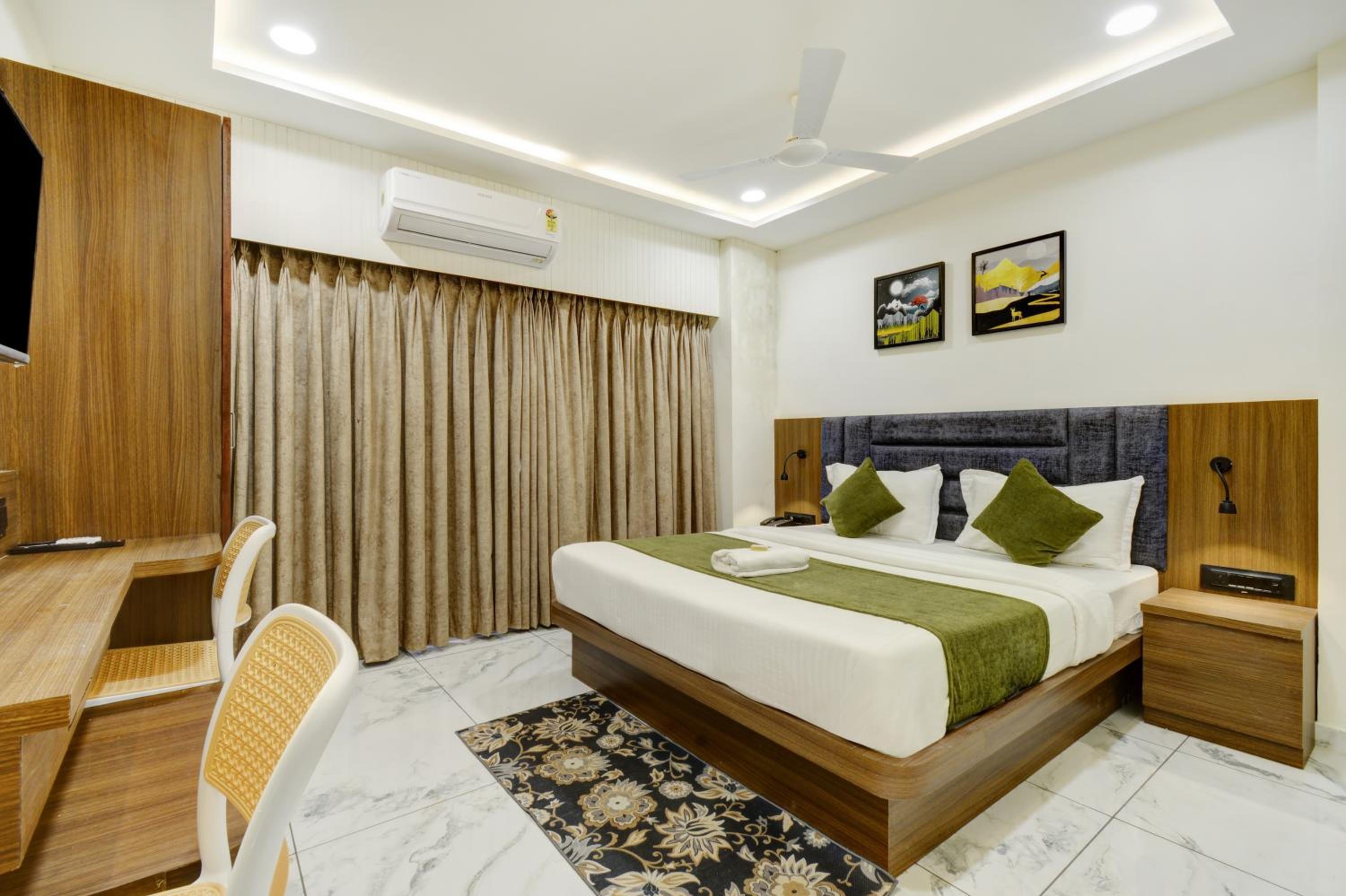Deluxe Double Room (2 Adults + 1 Child) photo 3