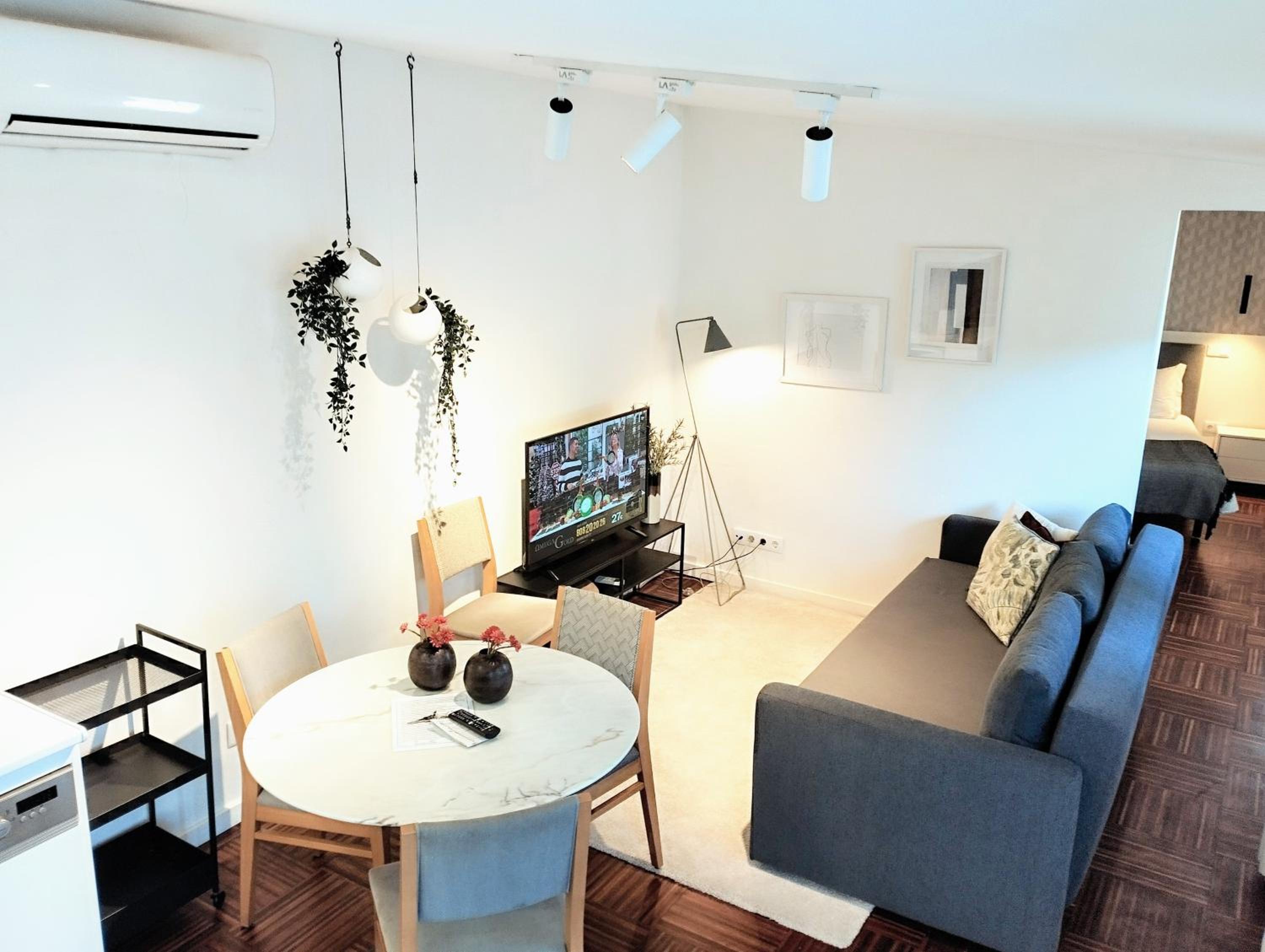 One-Bedroom Apartment photo 1